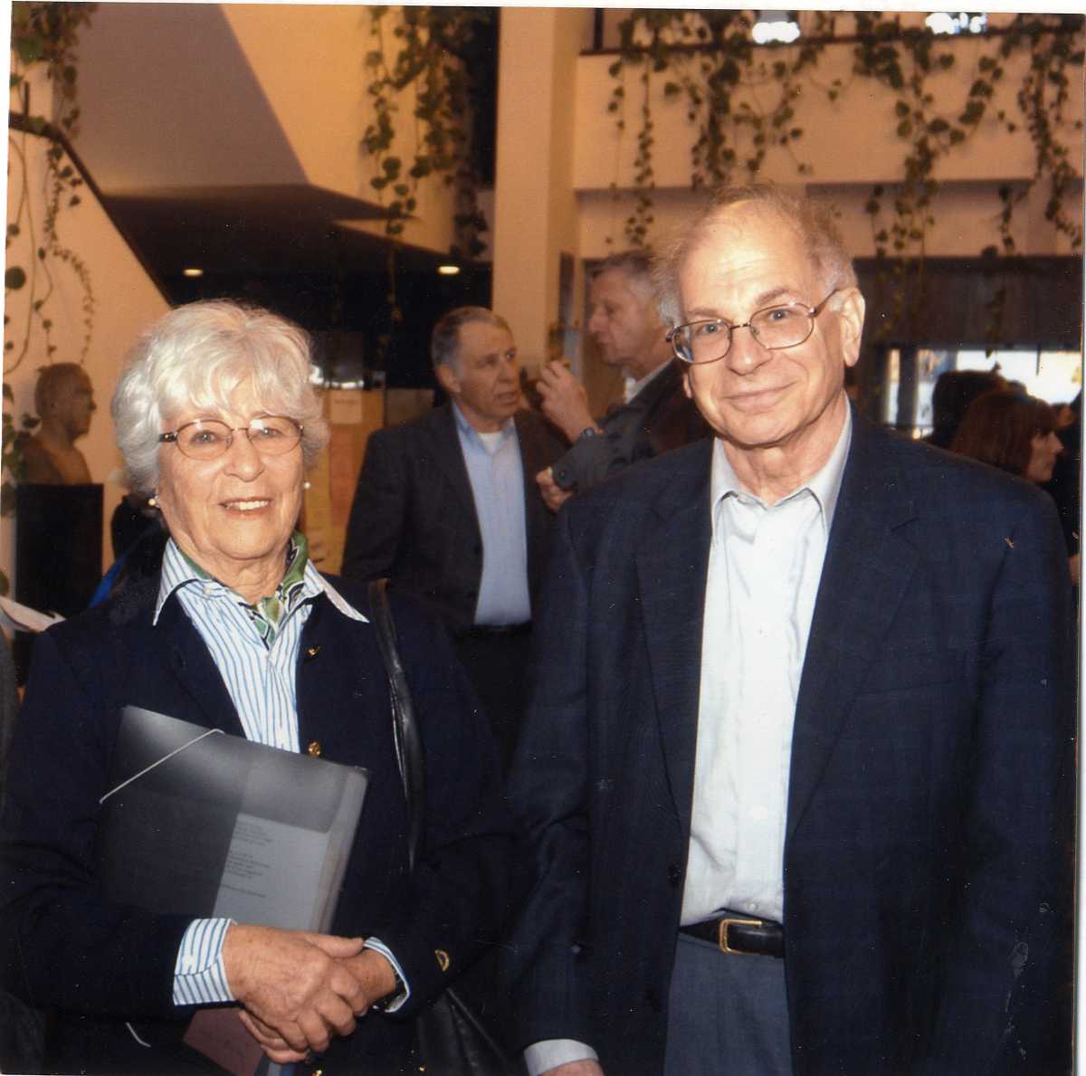 עם דני כהנמן, חתן פרס נובל, בהרצאה ליום השנה הראשון למוניקה 2004