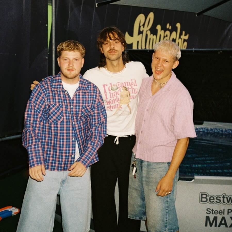 01099 - so heiB Lyrics