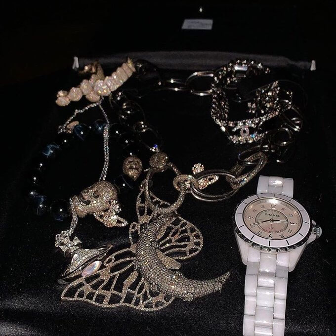 Lil Tracy - Raining Racks Lyrics