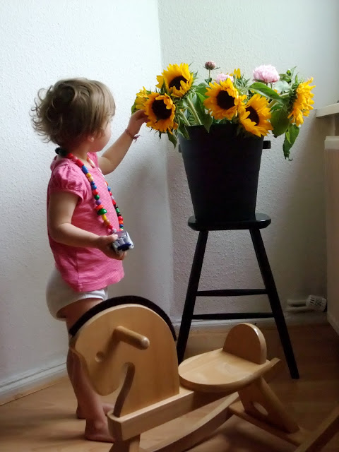 Sonnenblumen, ein Eimer voll Blumen