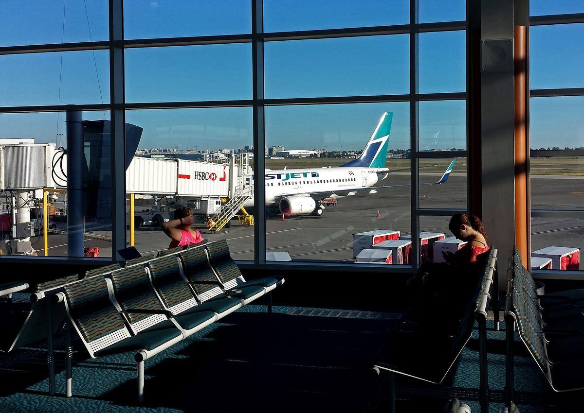 Dix passagers perturbateurs expulsés d’un vol Vancouver → Cabo San Lucas (2026)