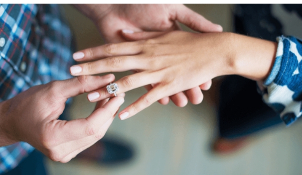 رؤية خطوبة البنت لأحد الأشخاص الذين تعرفهم في المنام يدل على خطوبتها بالفعل، وفسر النابلسي هذا الحلم بأنه دليل على سماع الأخبار السعيدة والمفرحة في الفترة المقبلة. ØªÙØ³ÙØ± Ø­ÙÙ Ø§ÙØ®Ø·ÙØ¨Ø© ÙÙ Ø´Ø®Øµ ÙØ§ Ø£Ø¹Ø±ÙÙ ÙØ¹ÙÙÙØ©