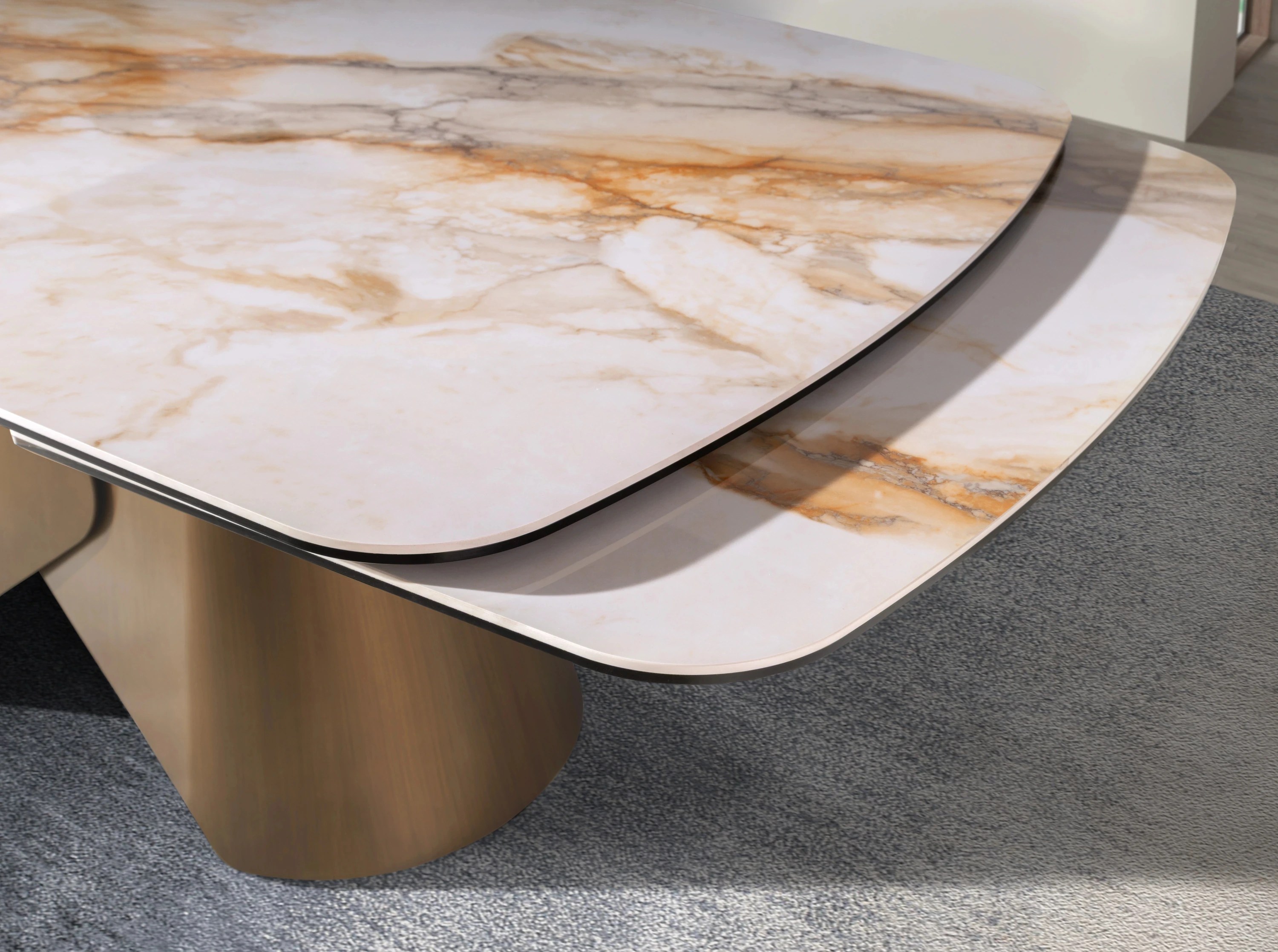 Table de salle à manger extensible ovale en forme de tonneau en marbre porcelanique et structure en acier coloris bronze