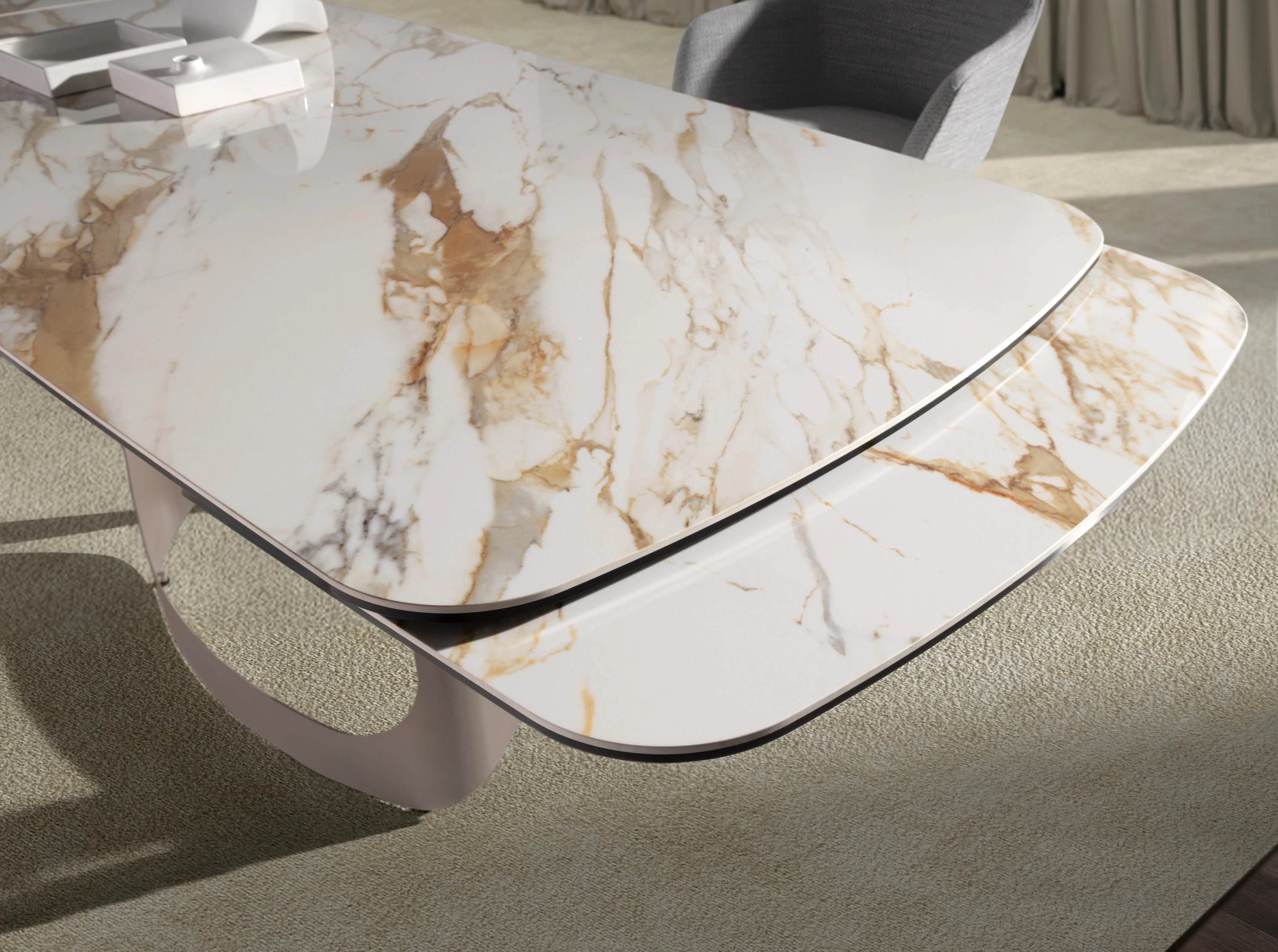 Table à rallonges ovale en marbre porcelainé et acier sable métallisé