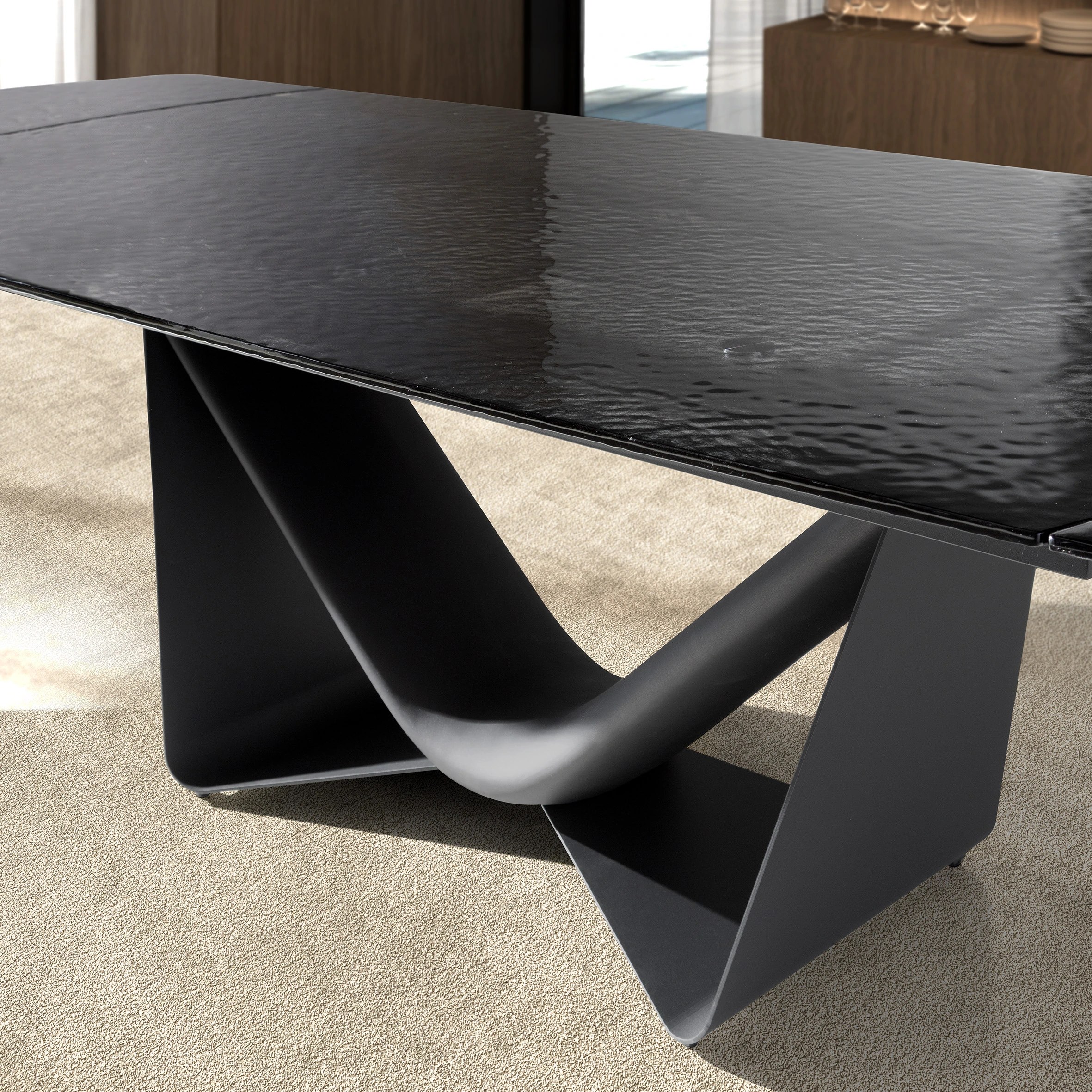 Table de salle à manger extensible ovale tonneau en verre noir, acier, fibre de verre gris foncé et métal