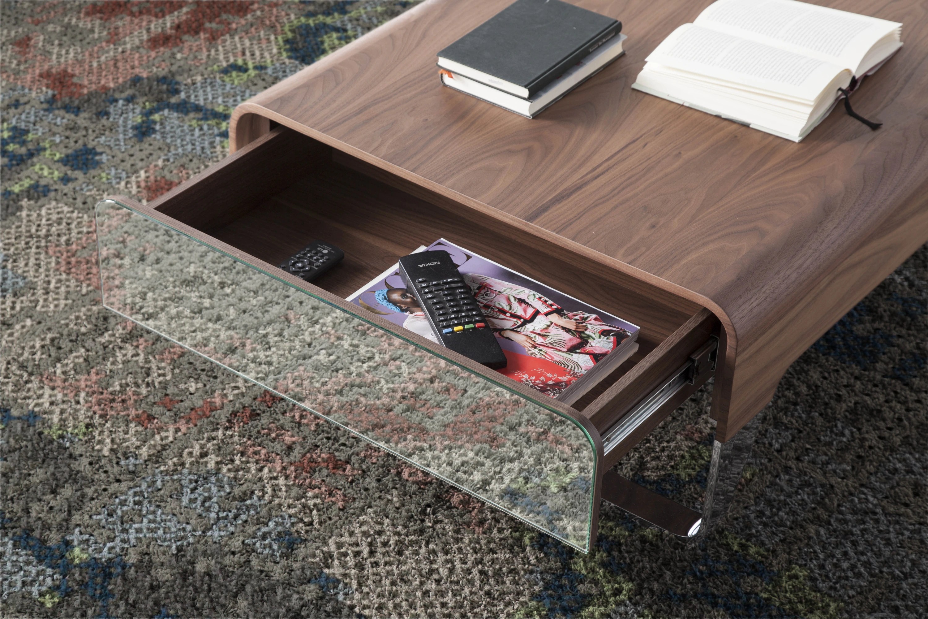 Table basse rectangulaire en noyer et acier chromé