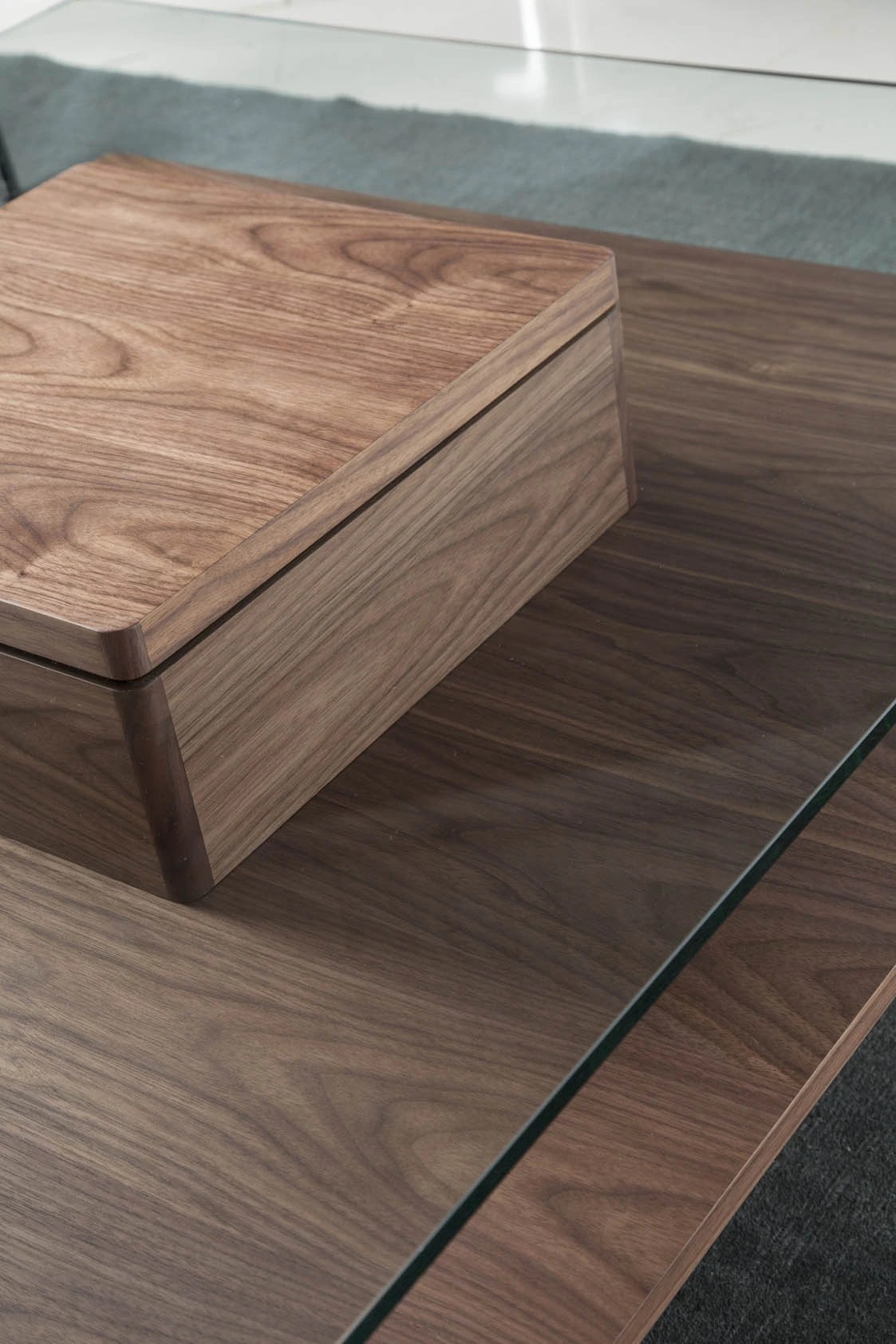 Table basse carrée en verre trempé et noyer