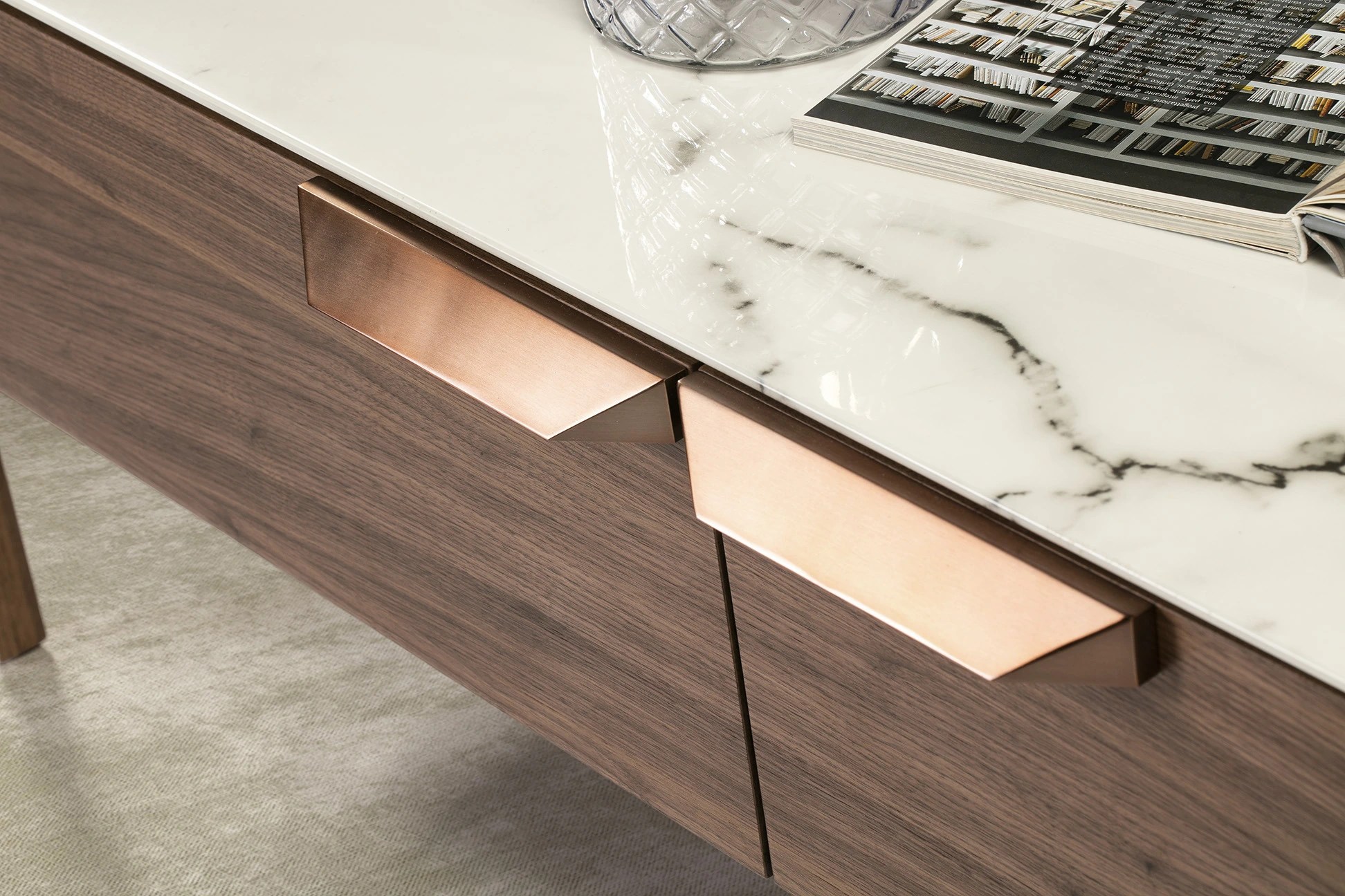Table basse rectangulaire en verre imitant le marbre et le noyer