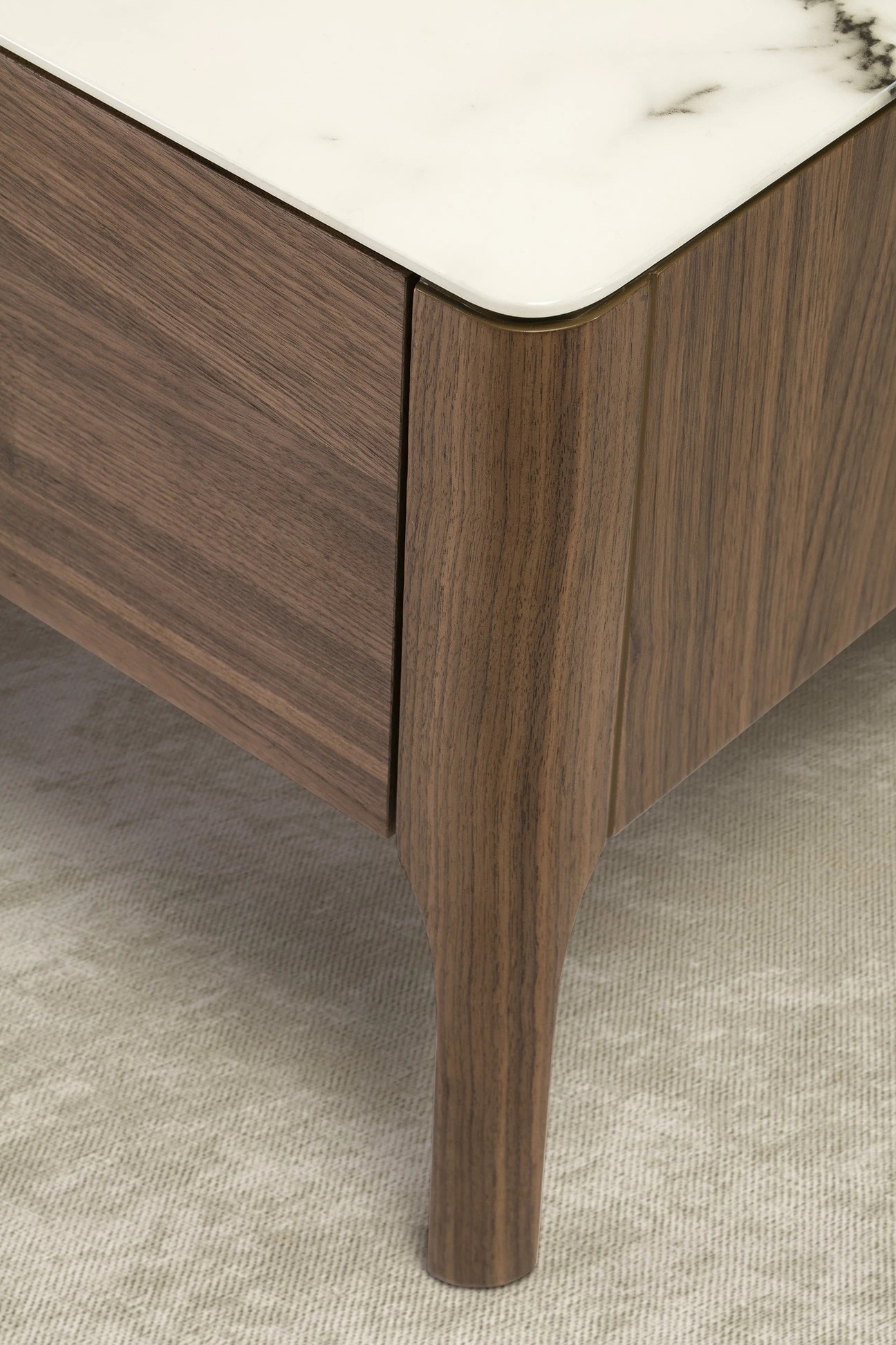Table basse rectangulaire en verre imitant le marbre et le noyer