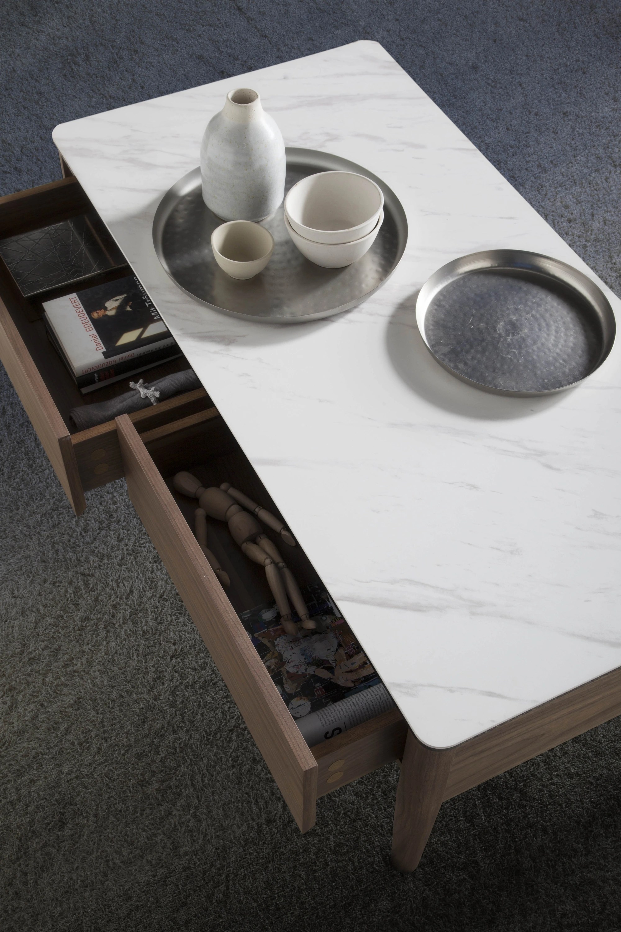 Table basse rectangulaire en porcelaine, marbre et noyer