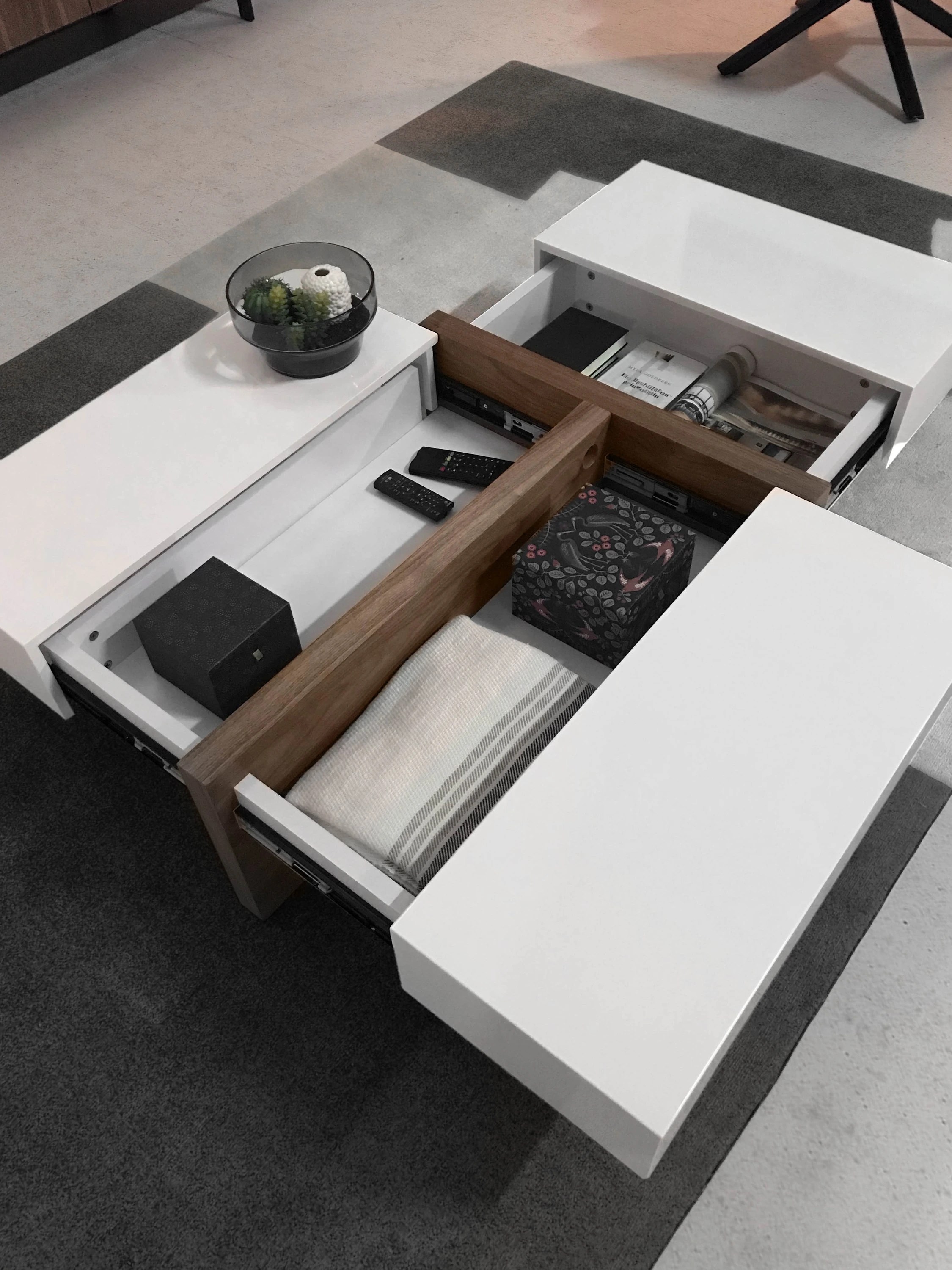 Table basse rectangulaire en bois blanc et noyer