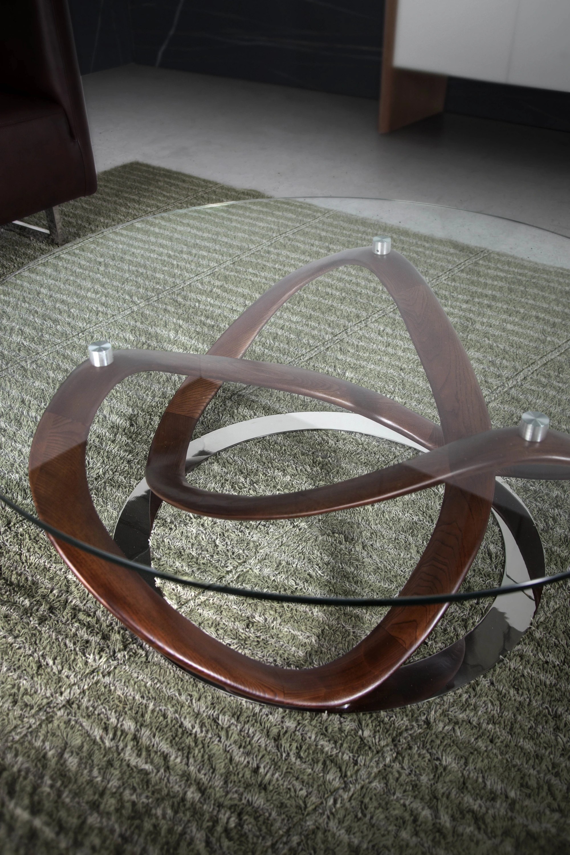Table basse ronde en verre trempé, noyer et acier chromé