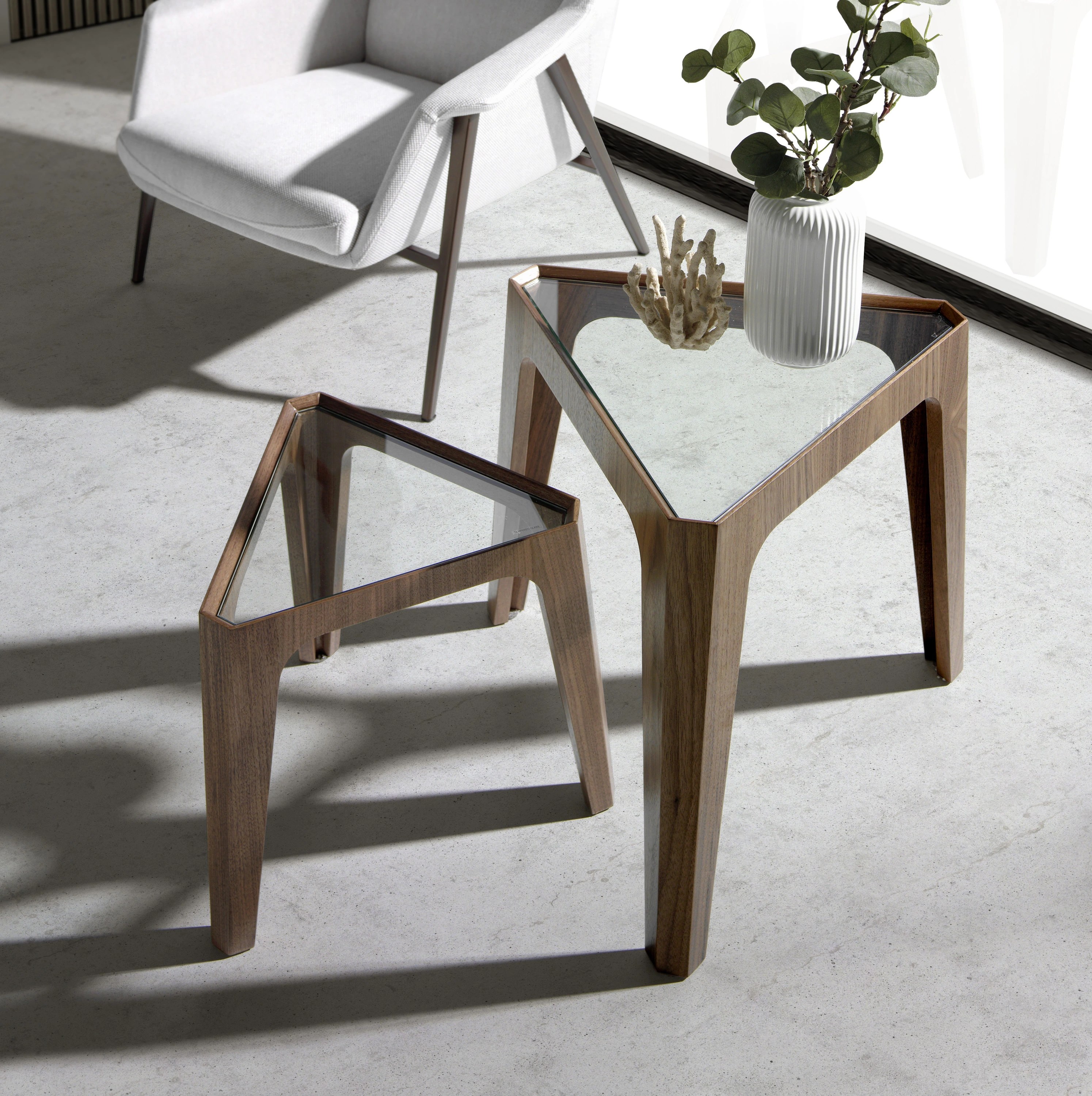 Table d'angle triangulaire en verre trempé et noyer