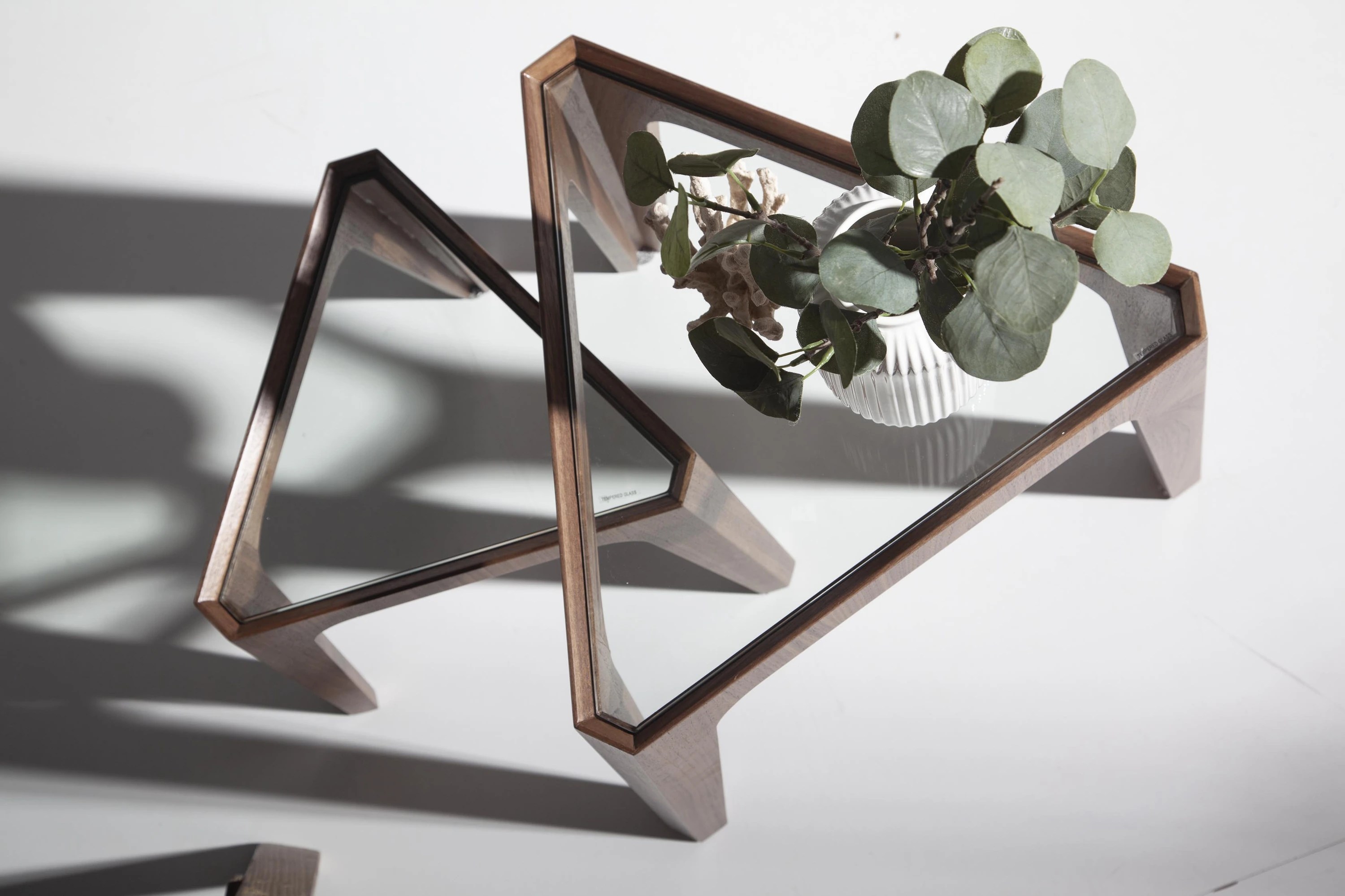 Table d'angle triangulaire en verre trempé et noyer
