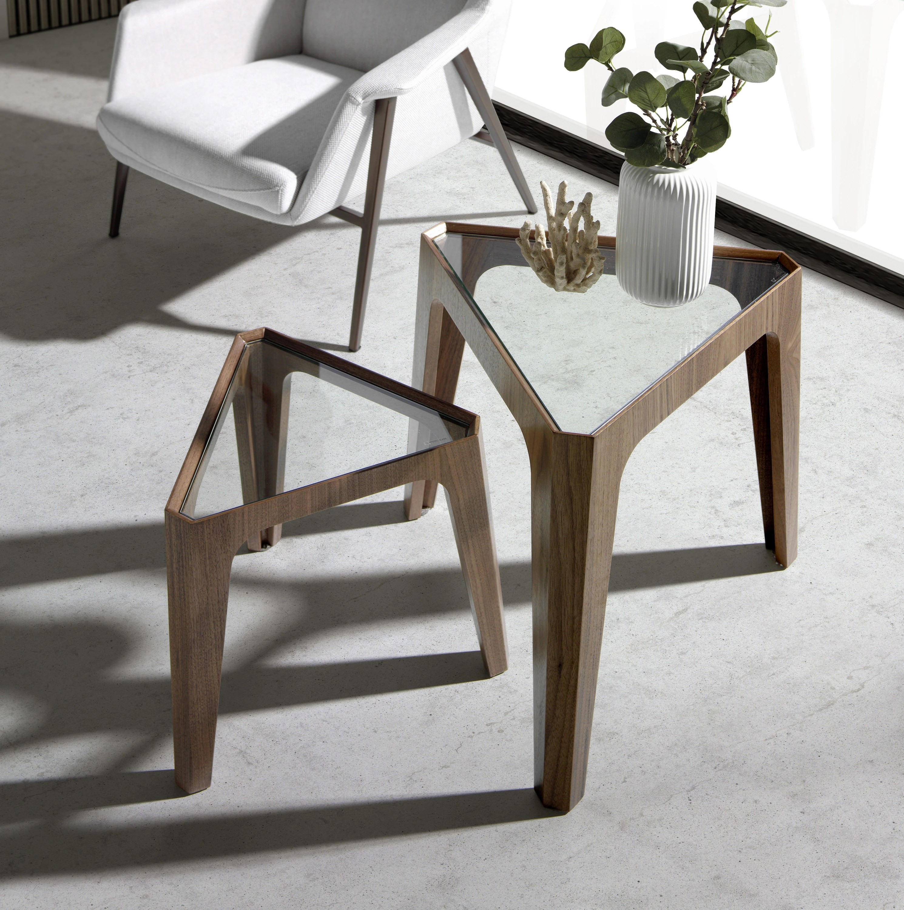 Table d'angle triangulaire en verre trempé et noyer