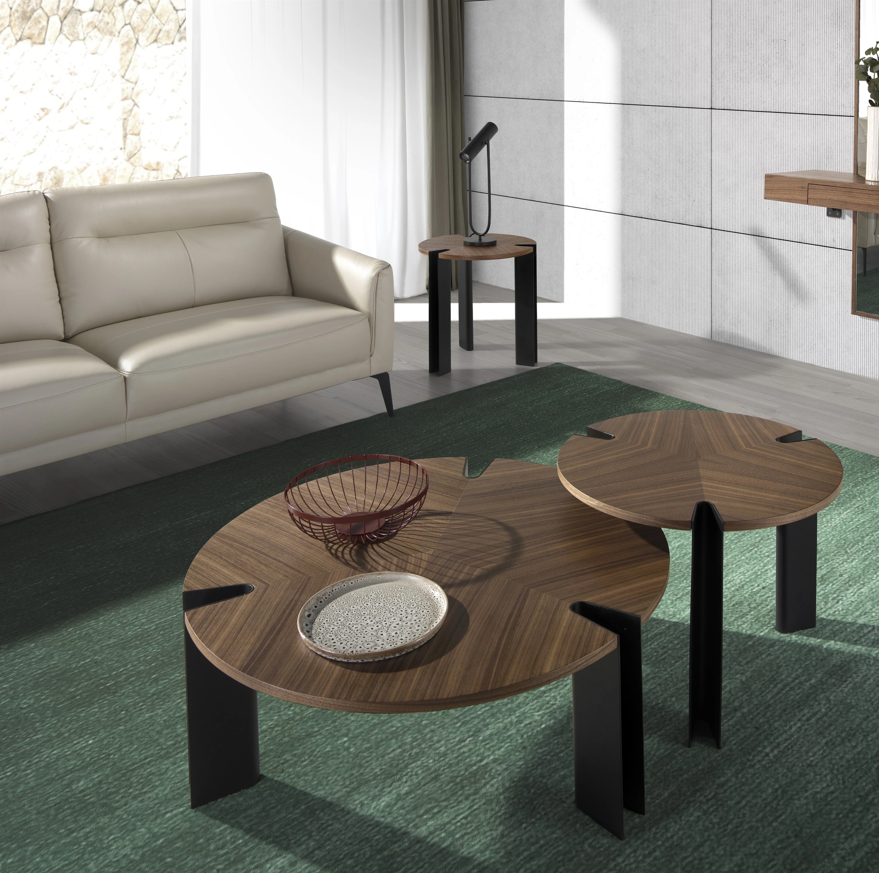 Table basse ronde en noyer et acier noir
