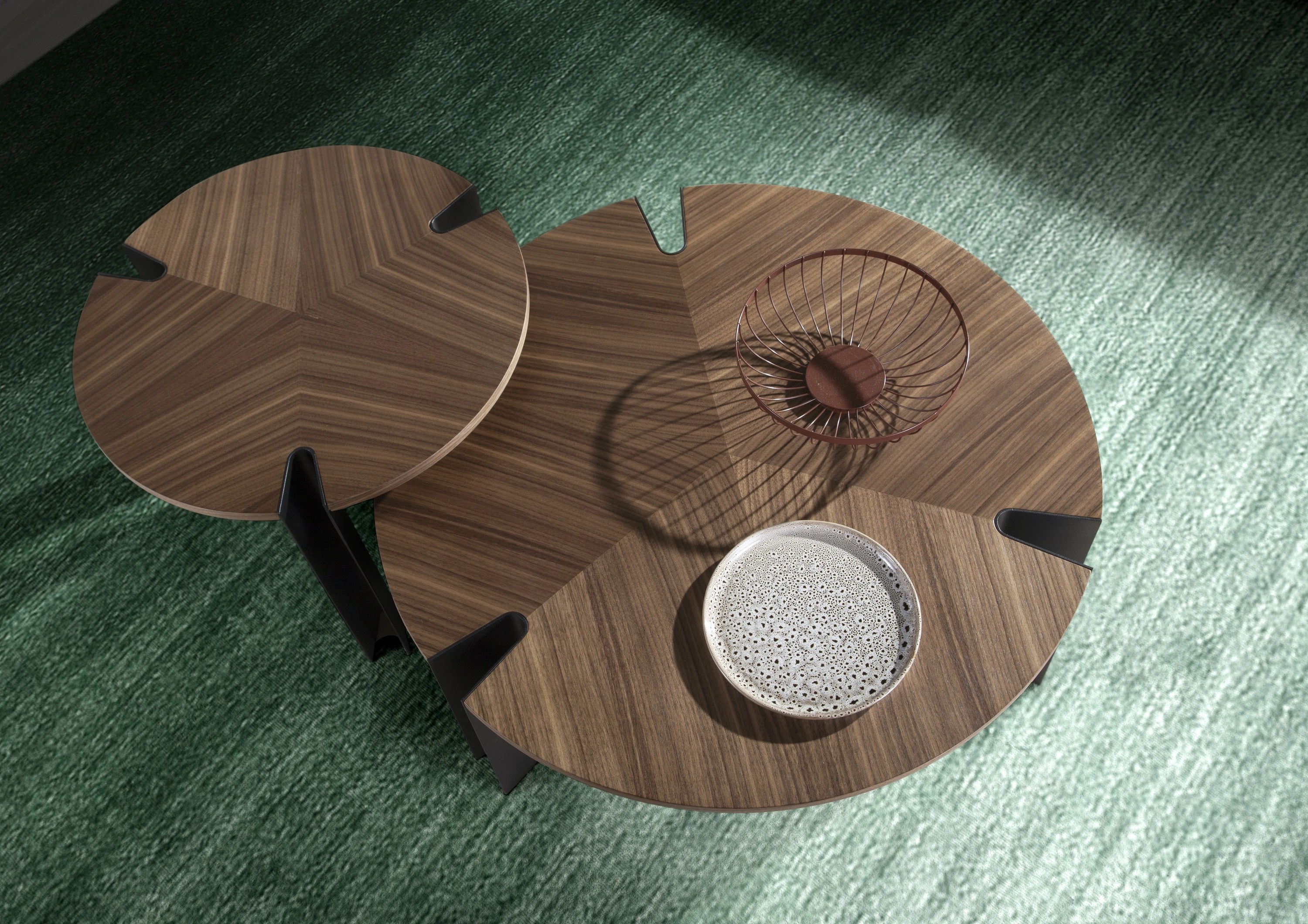 Table basse ronde en noyer et acier noir