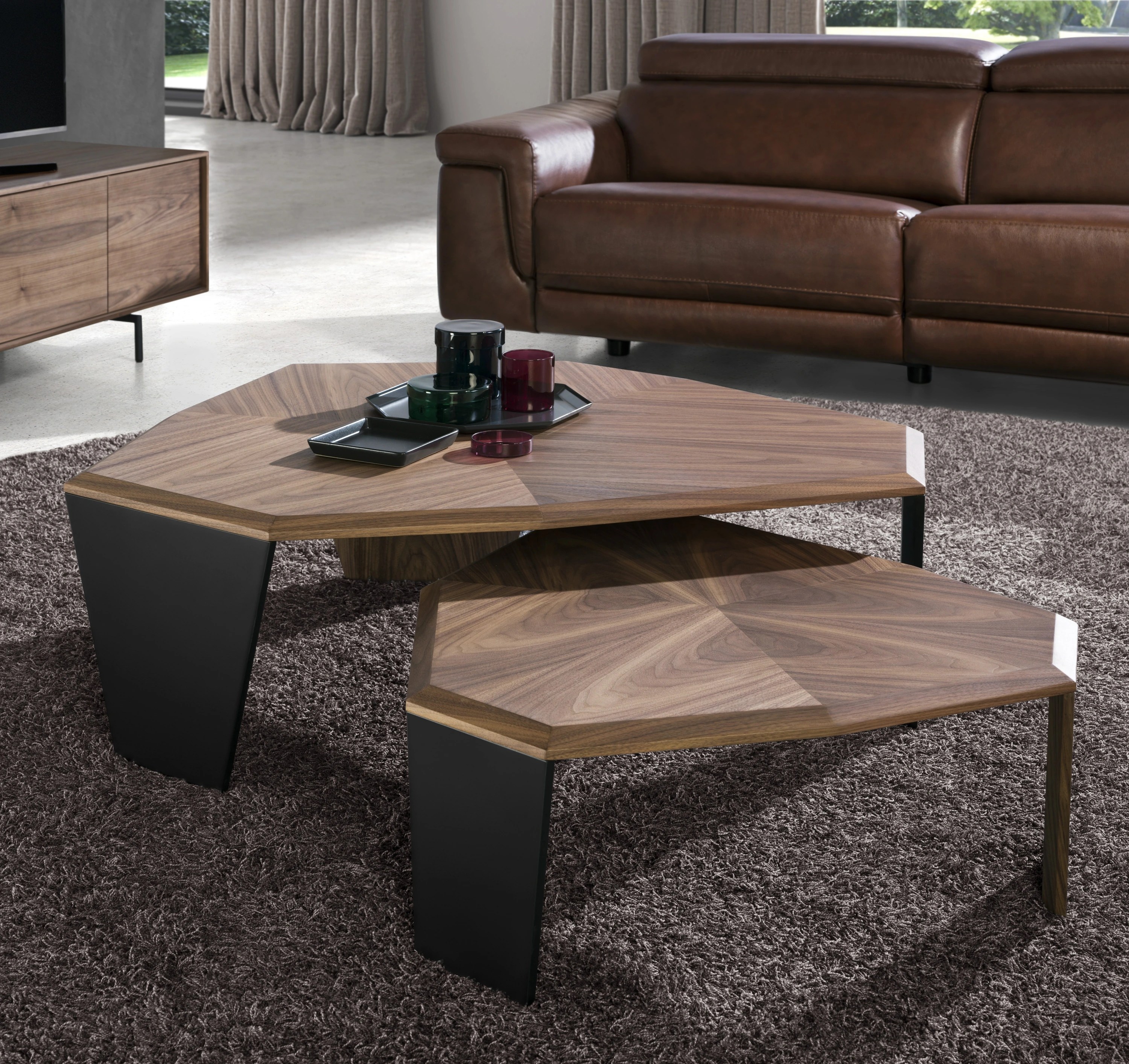 Table basse asymétrique en noyer et pvc noir