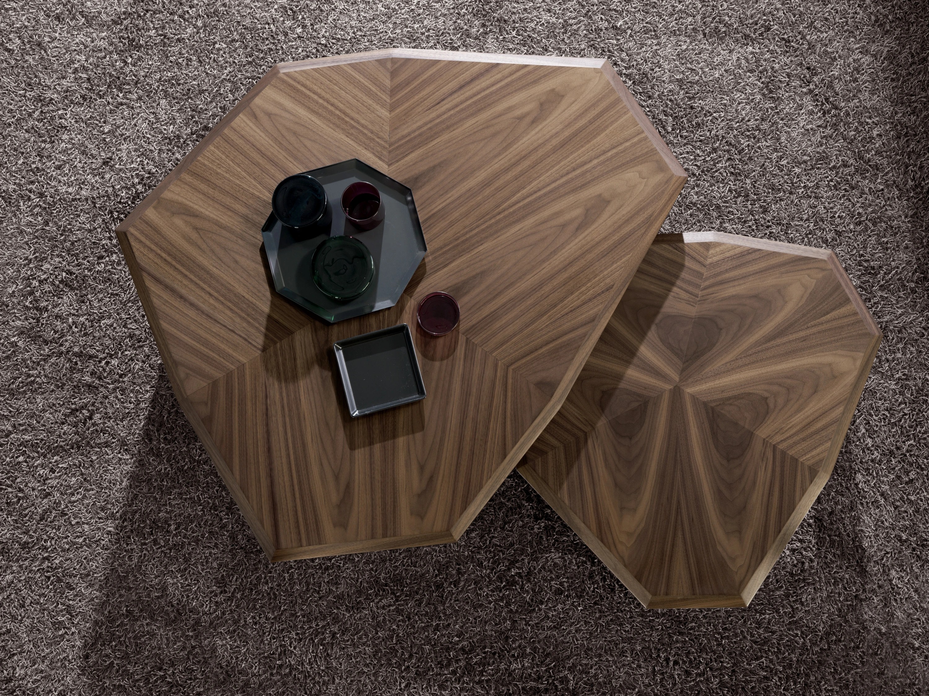 Table basse asymétrique en noyer et pvc noir