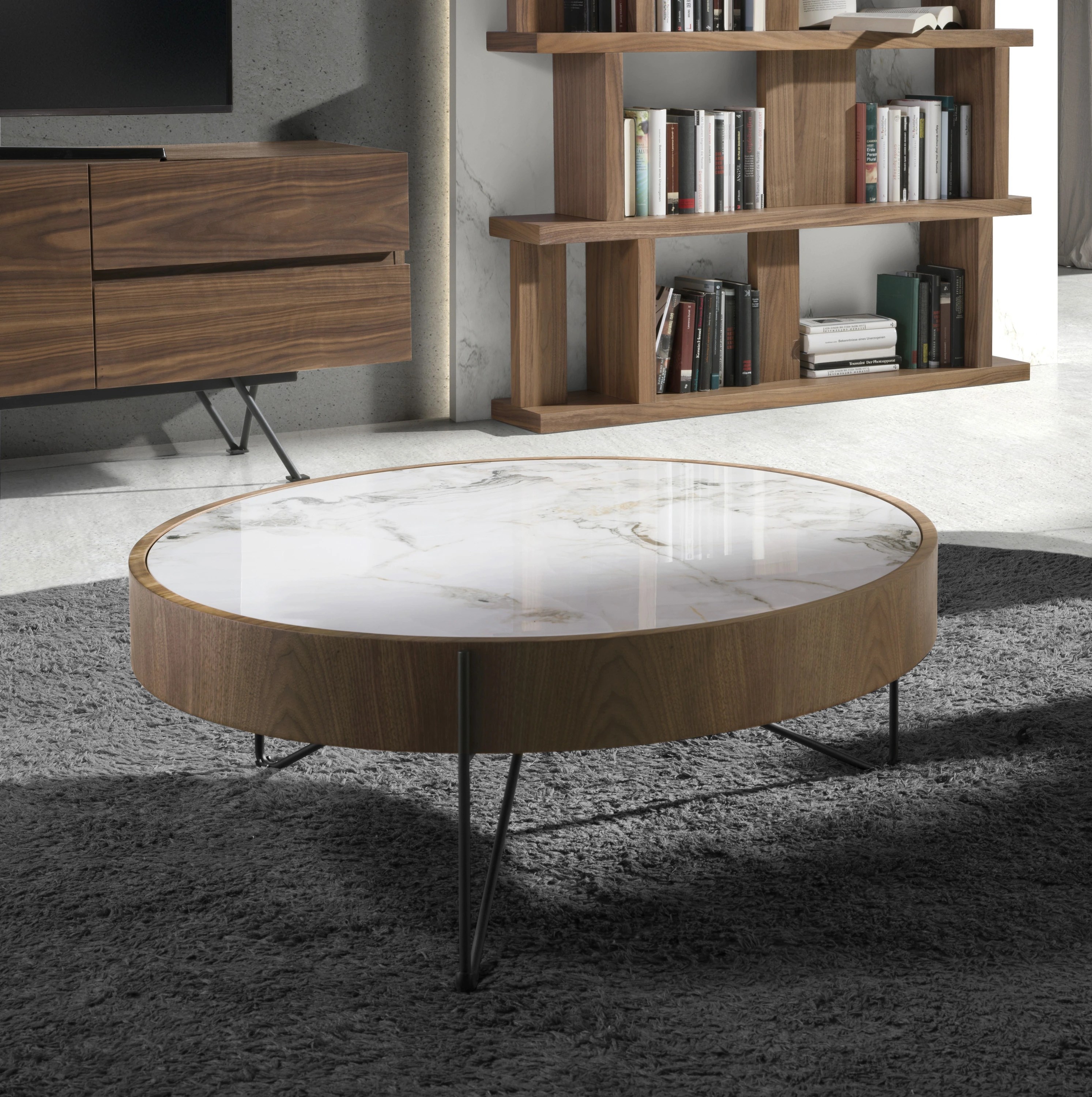 Table basse ronde en marbre porcelaine, noyer et acier noir
