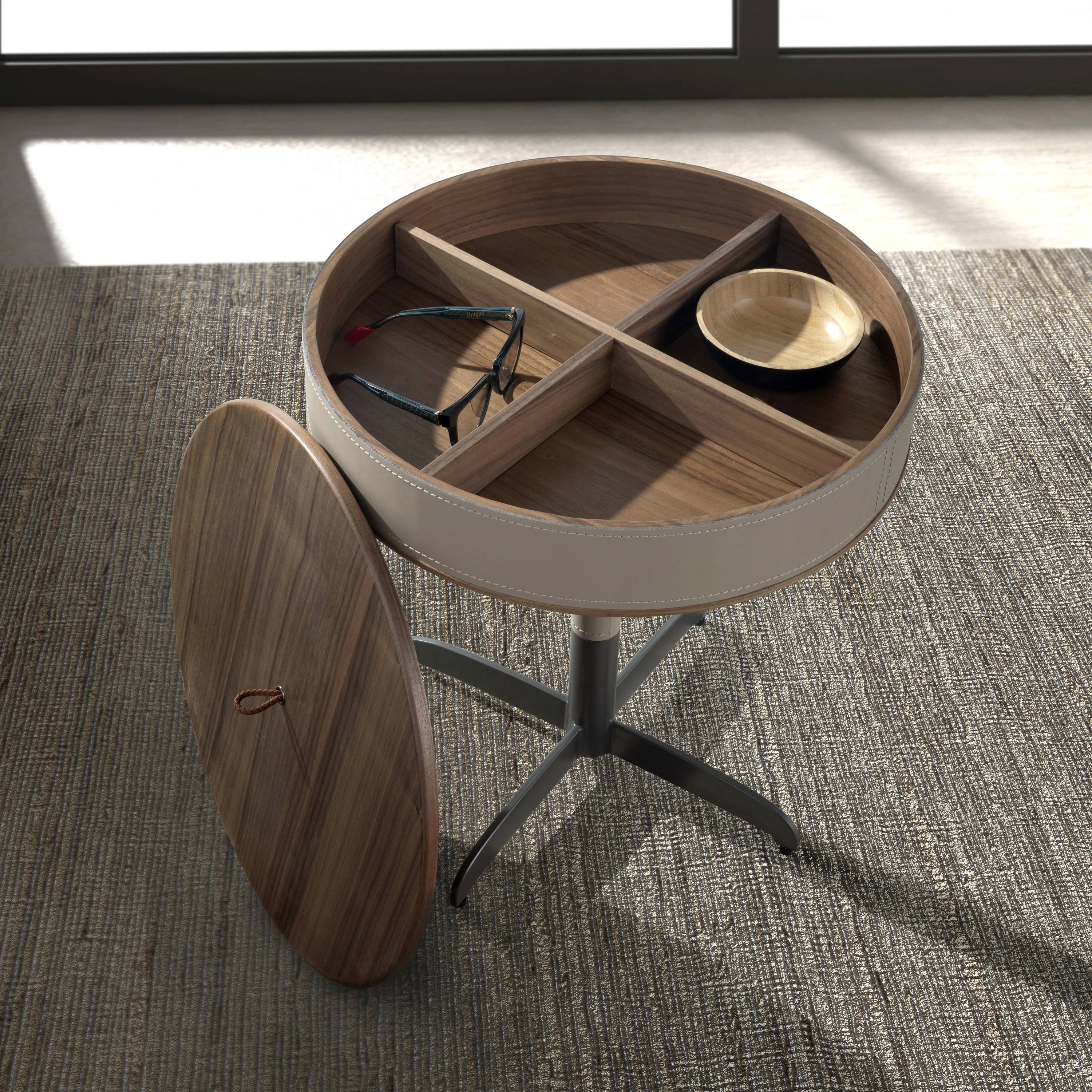 Table d'angle ronde en similicuir, noyer et acier gris