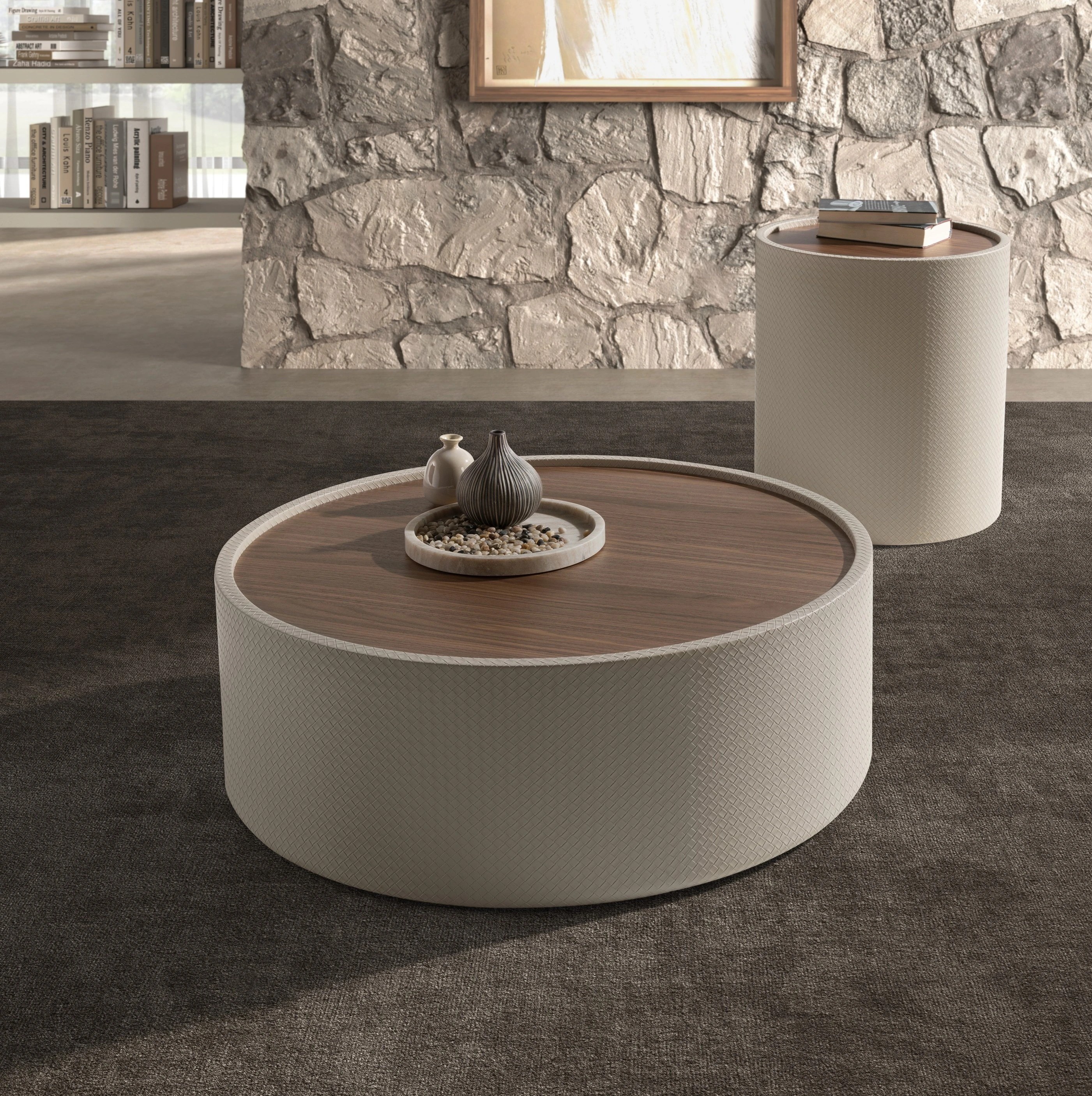 Table basse ronde en noyer et bois rembourré en similicuir couleur sable
