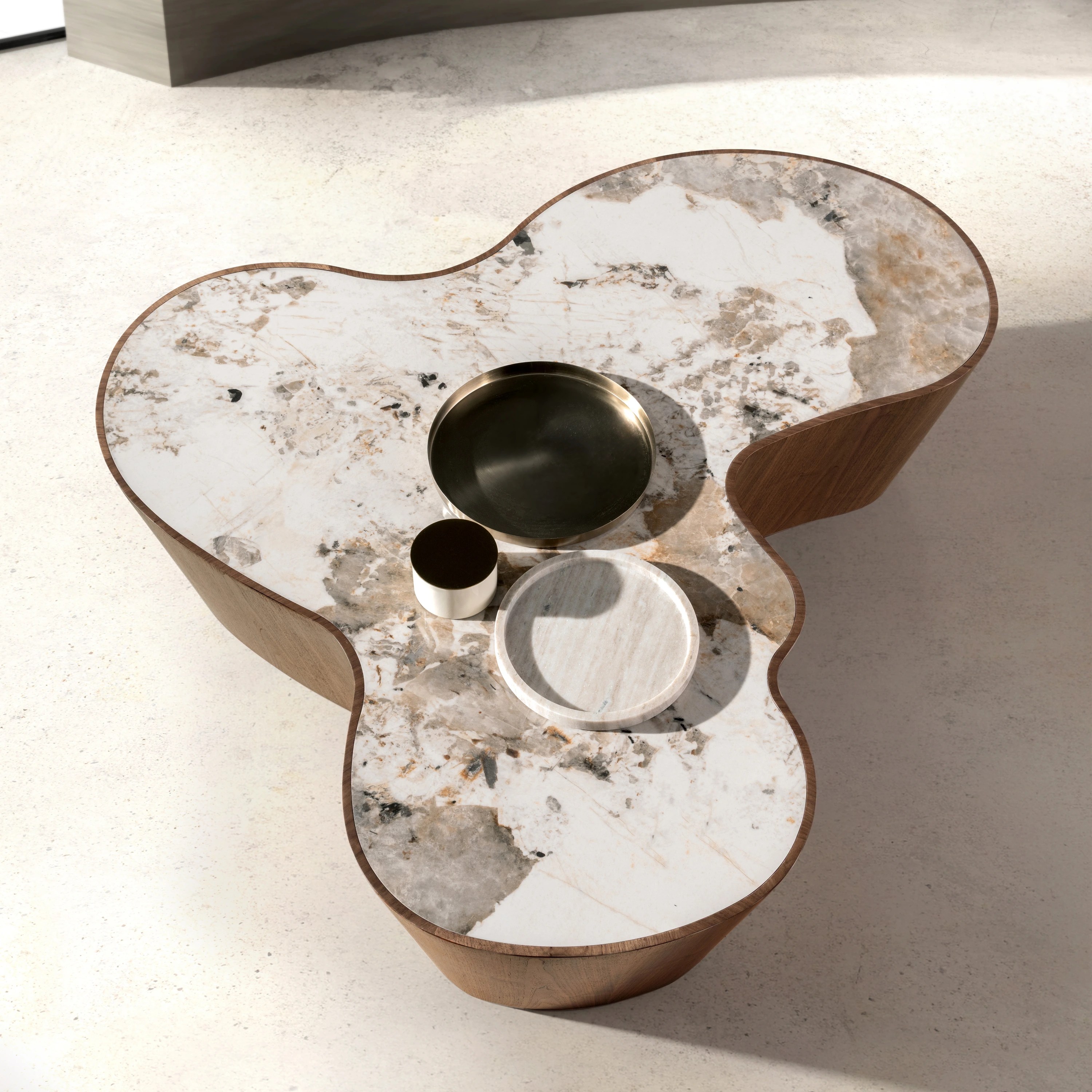 Table basse de forme organique en marbre céramique et noyer