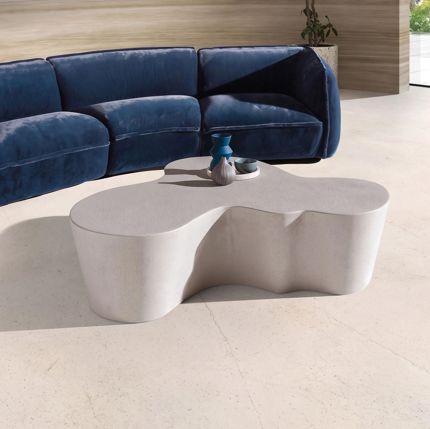 Table basse de forme organique en fibre de verre époxy couleur sable