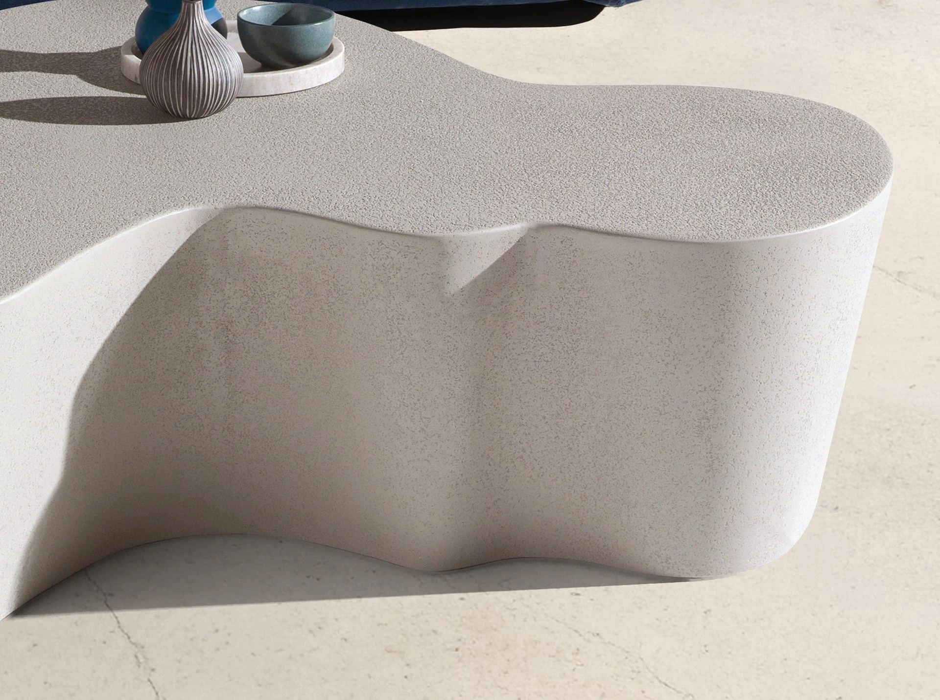Table basse de forme organique en fibre de verre époxy couleur sable