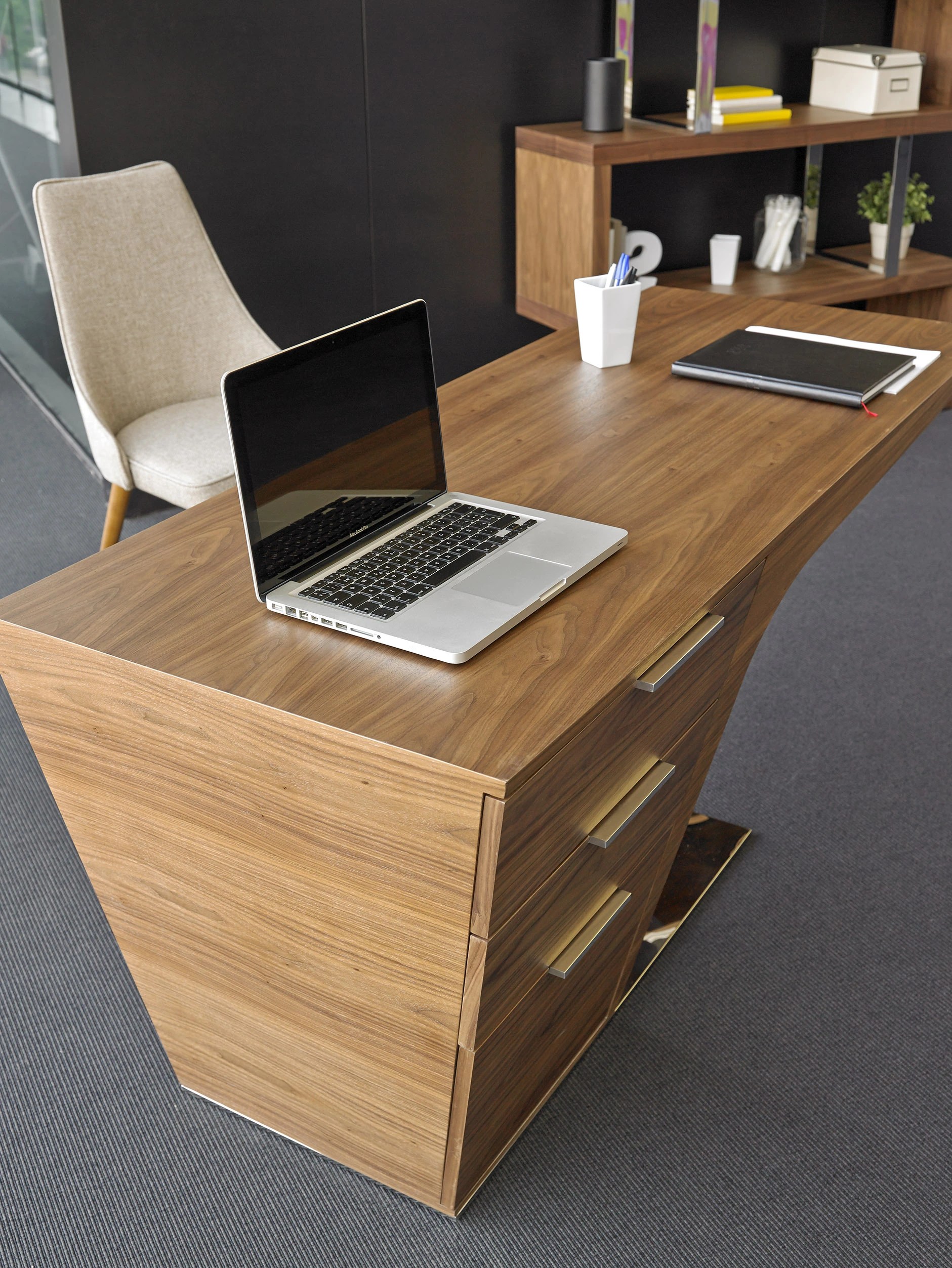 Bureau en noyer avec base en acier chromé