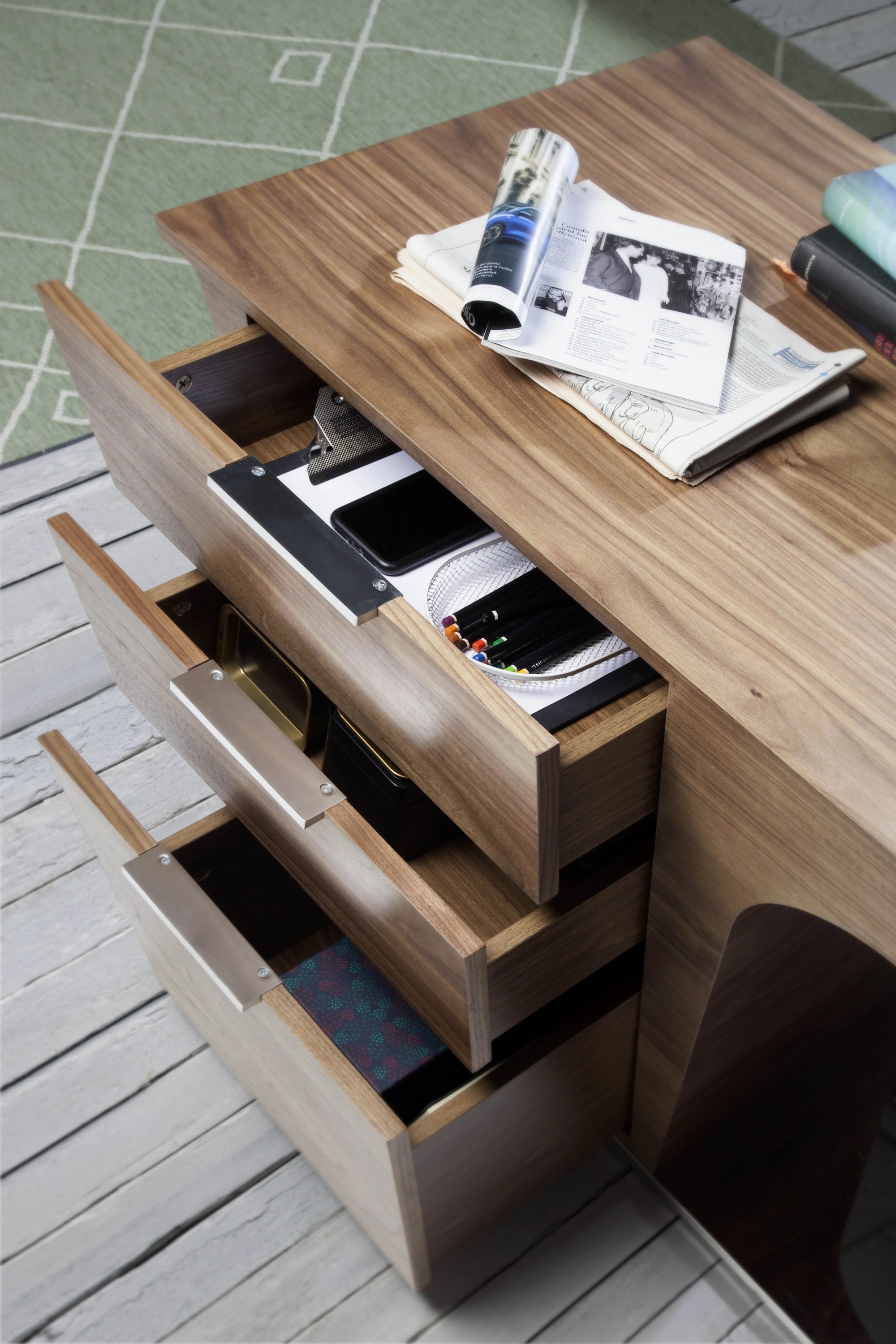 Bureau en noyer avec base en acier chromé