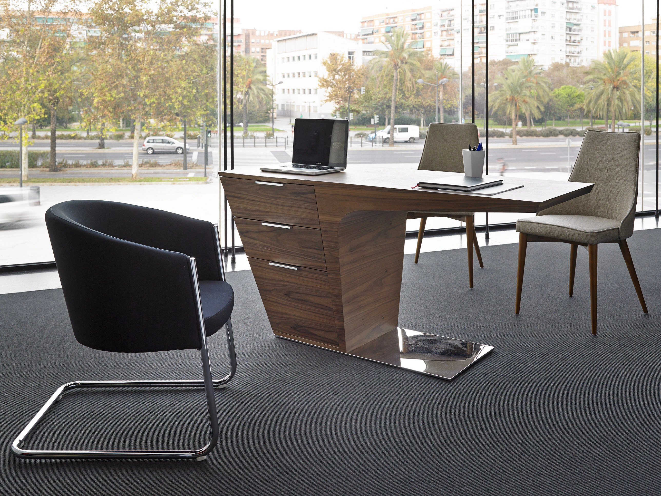 Bureau en noyer avec base en acier chromé