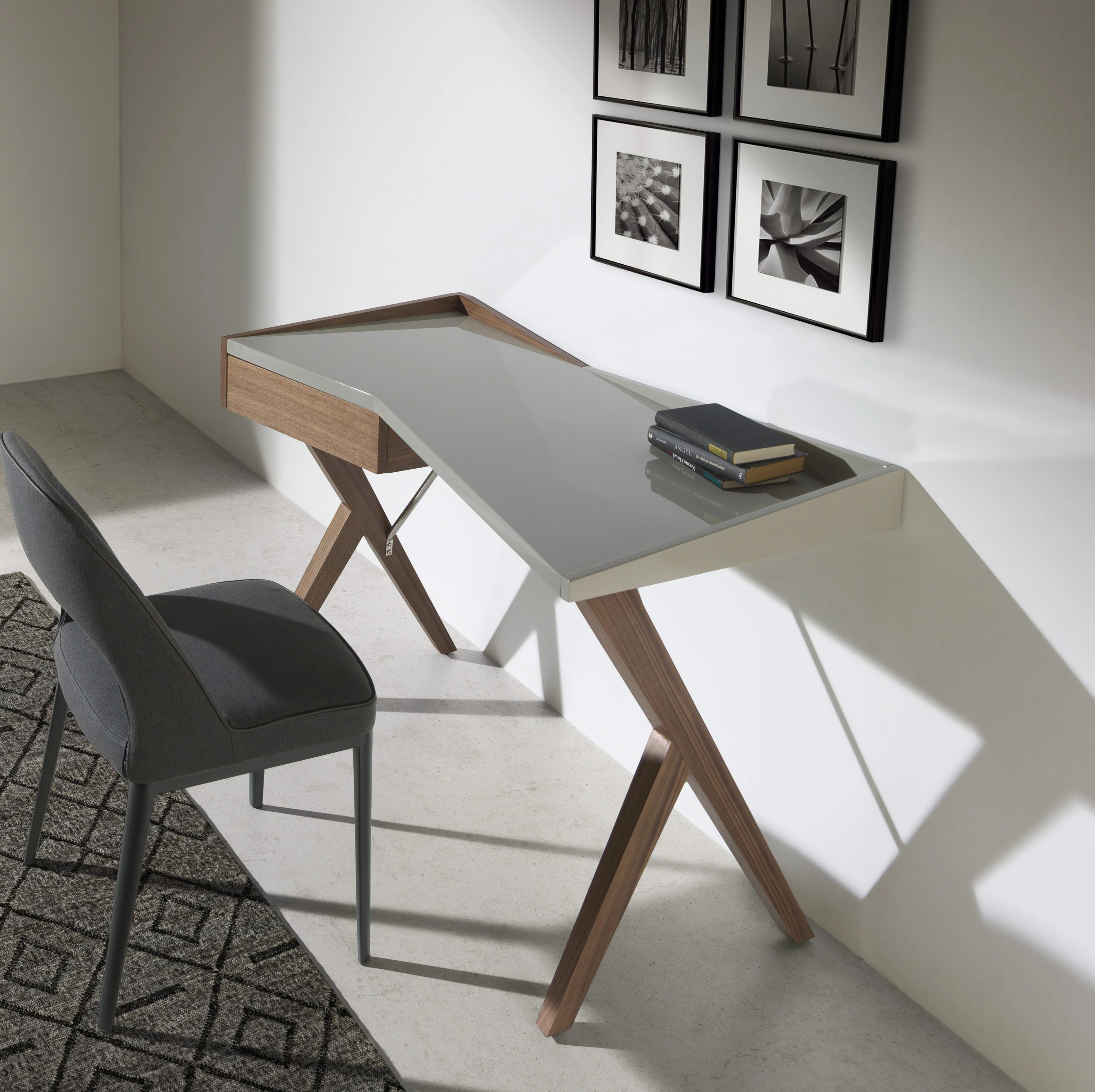 Bureau en noyer avec plateau en bois gris