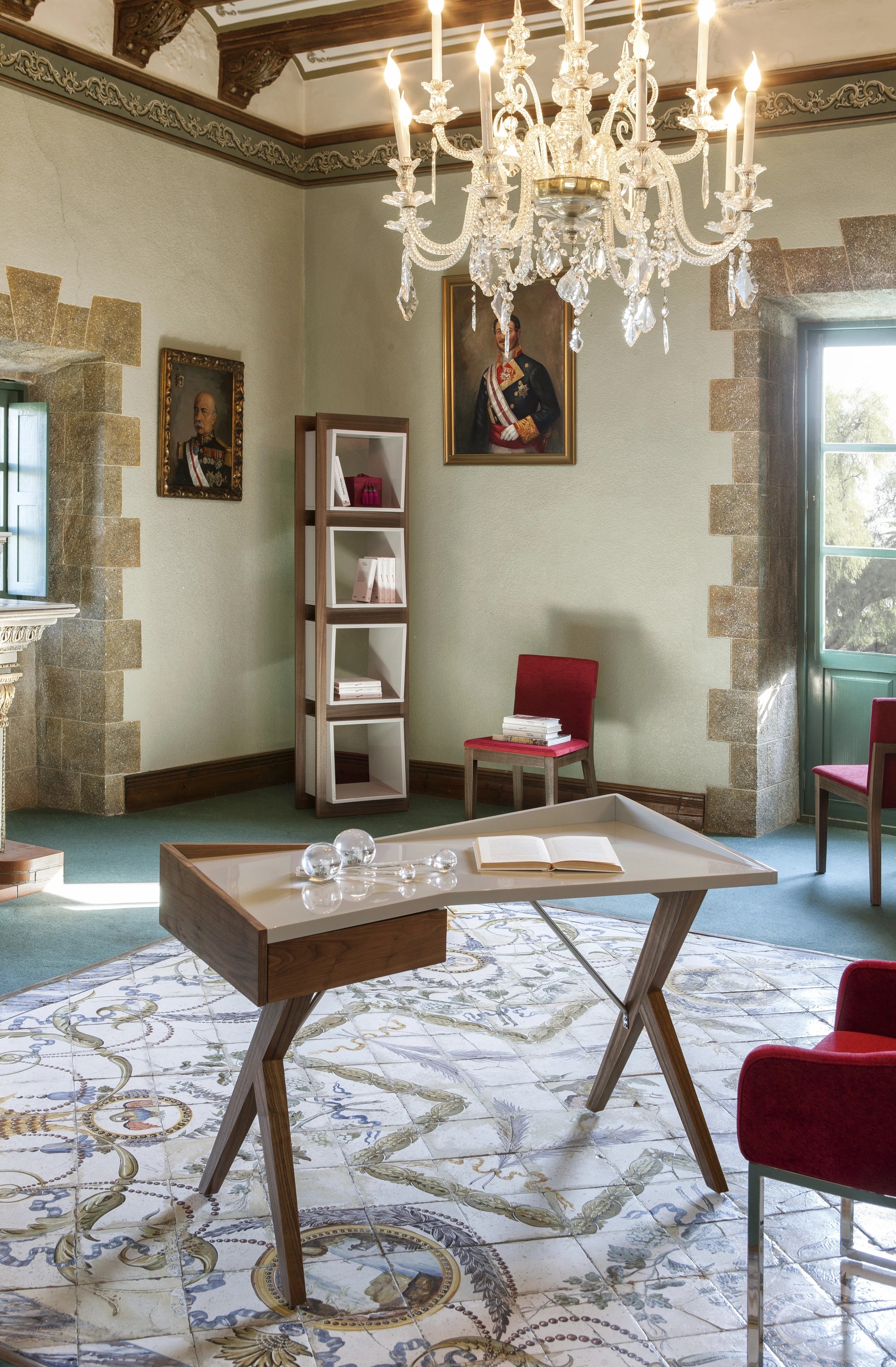 Bureau en noyer avec plateau en bois gris