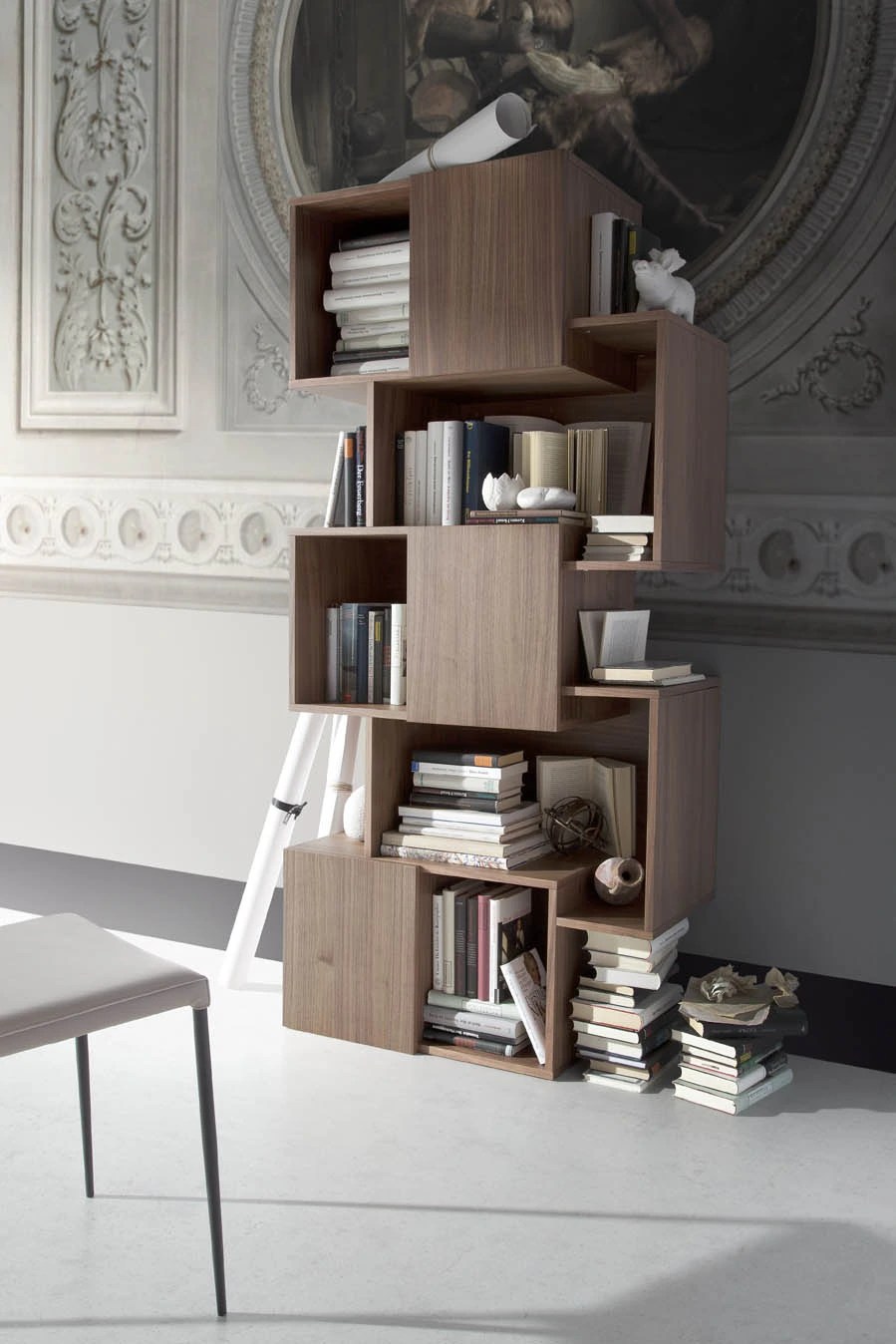 Etagère en bois de noyer avec portes