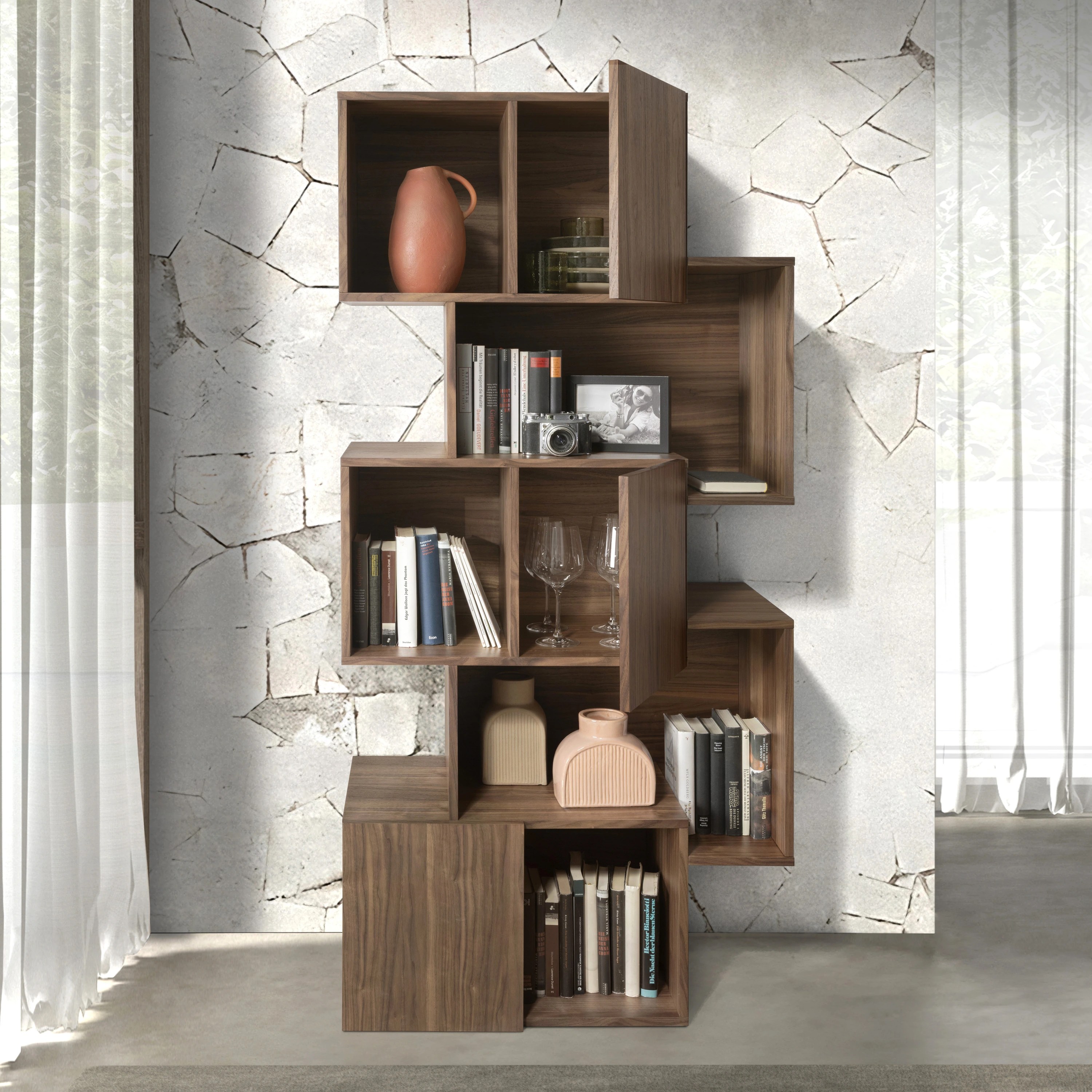 Etagère en bois de noyer avec portes