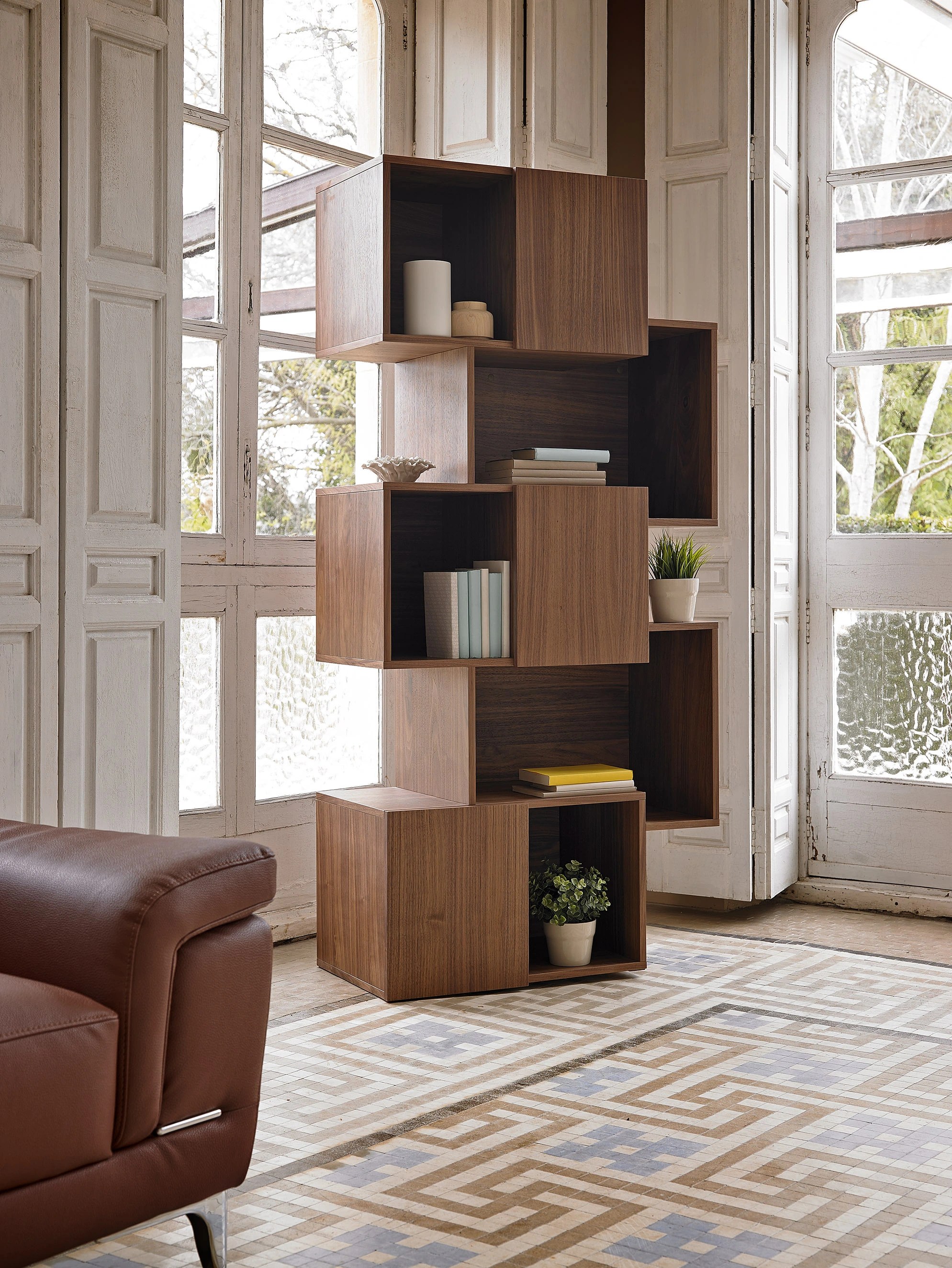 Etagère en bois de noyer avec portes