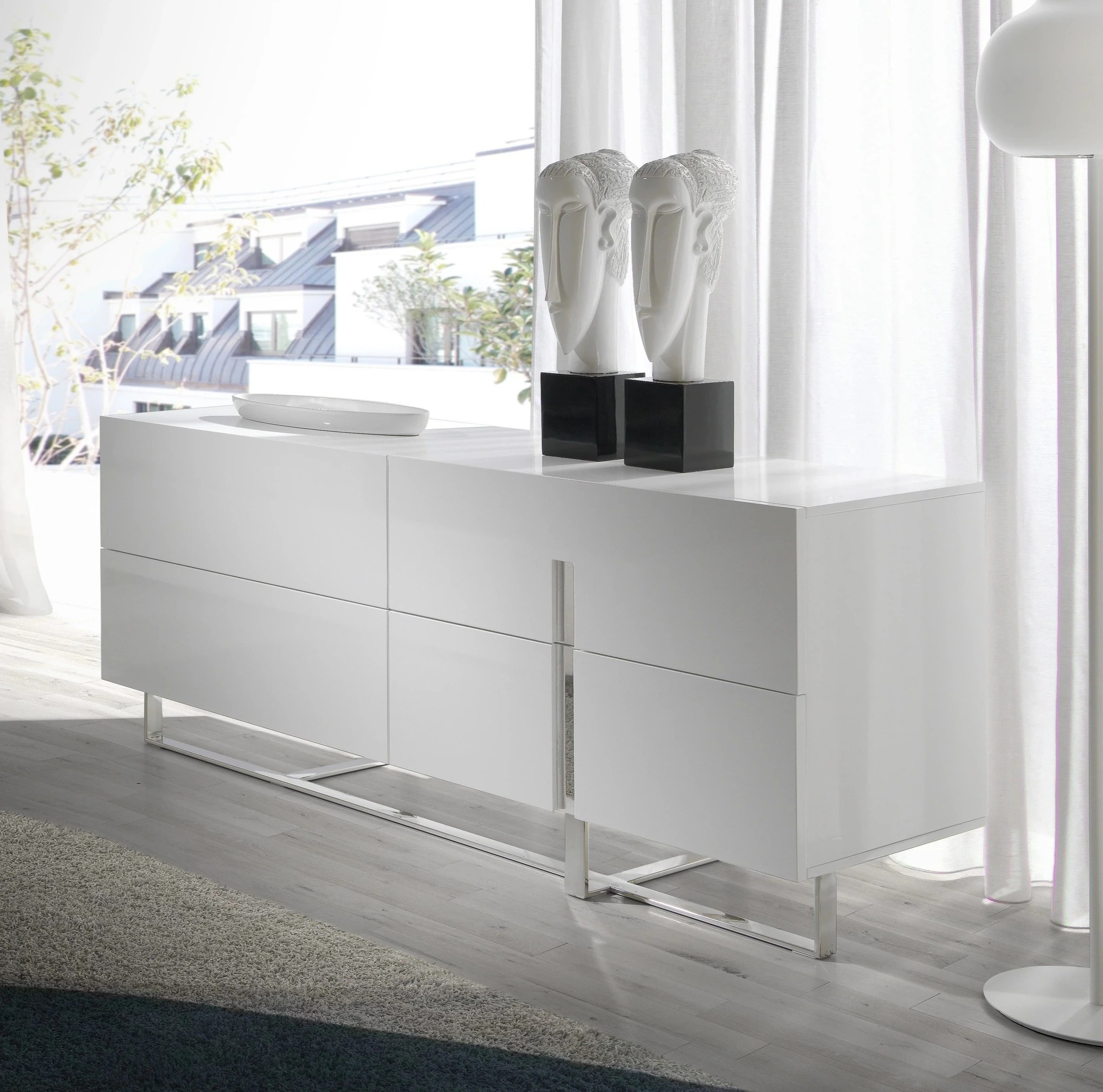 Buffet en bois blanc et acier chromé