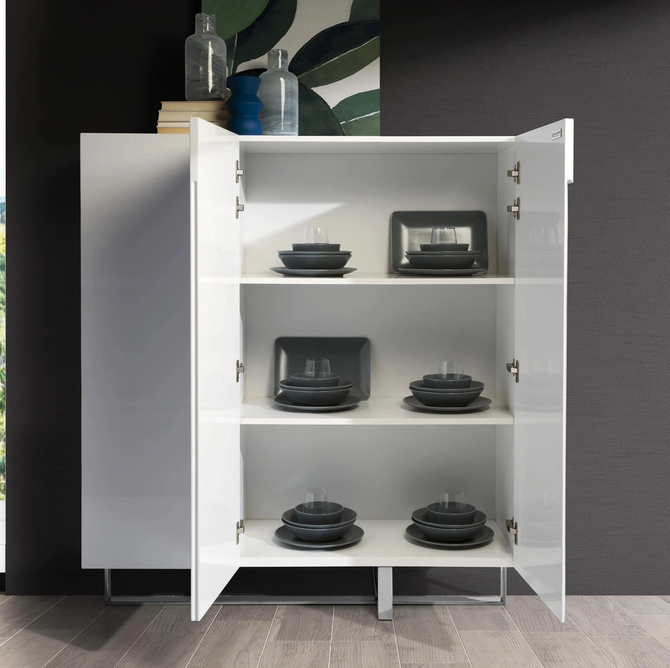 Buffet haut en bois blanc et acier chromé
