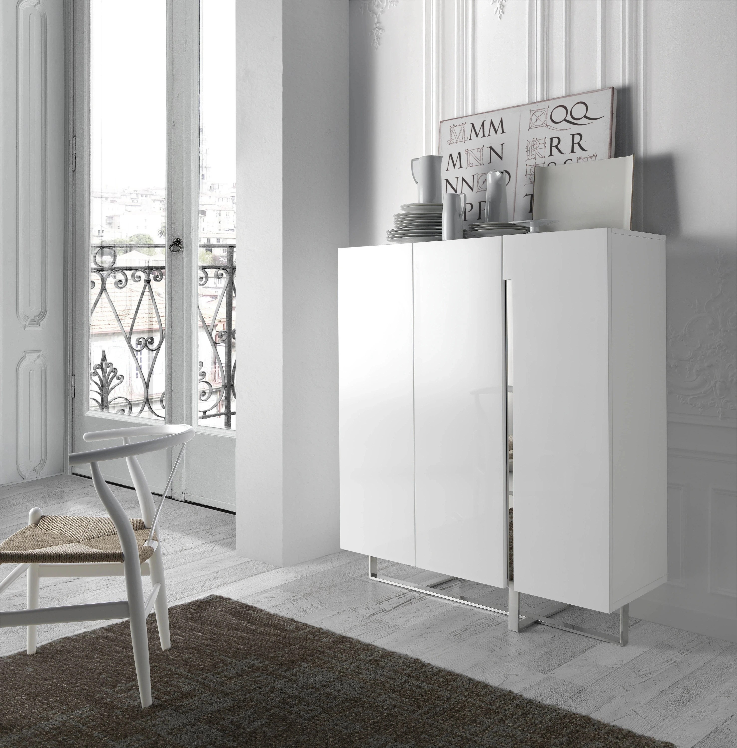 Buffet haut en bois blanc et acier chromé