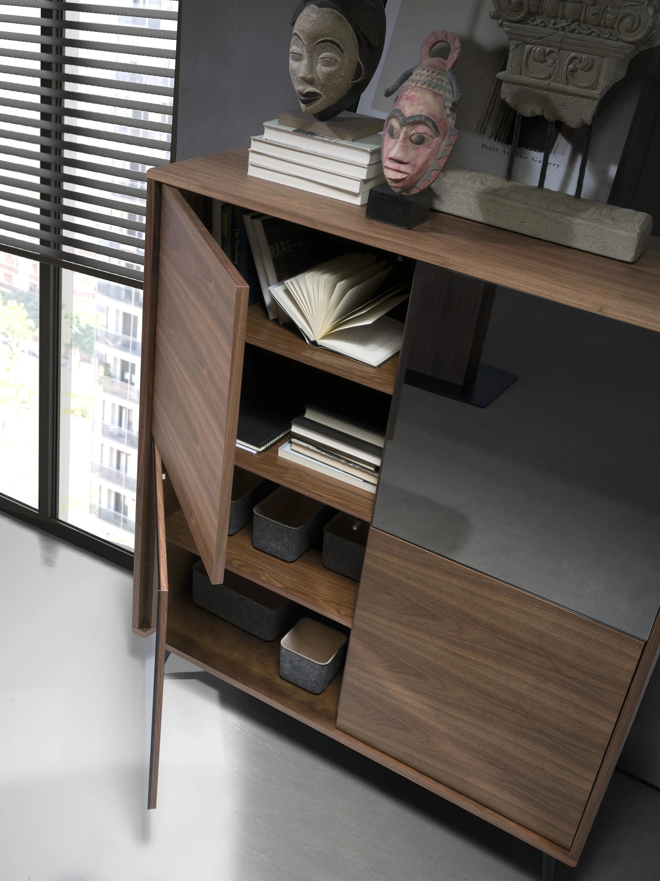 Buffet haut en verre noir effet miroir, noyer et acier noir