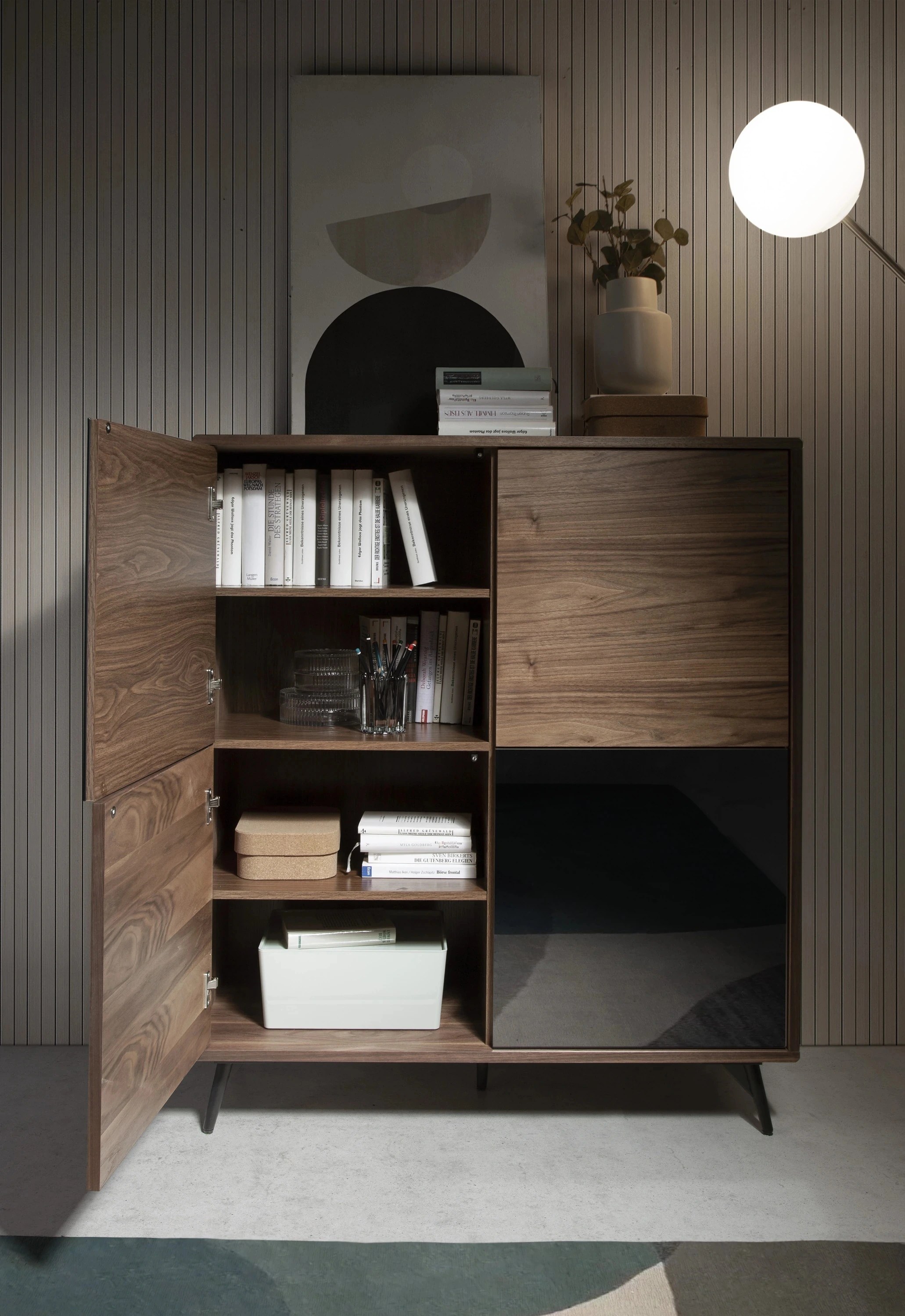 Buffet haut en verre noir effet miroir, noyer et acier noir