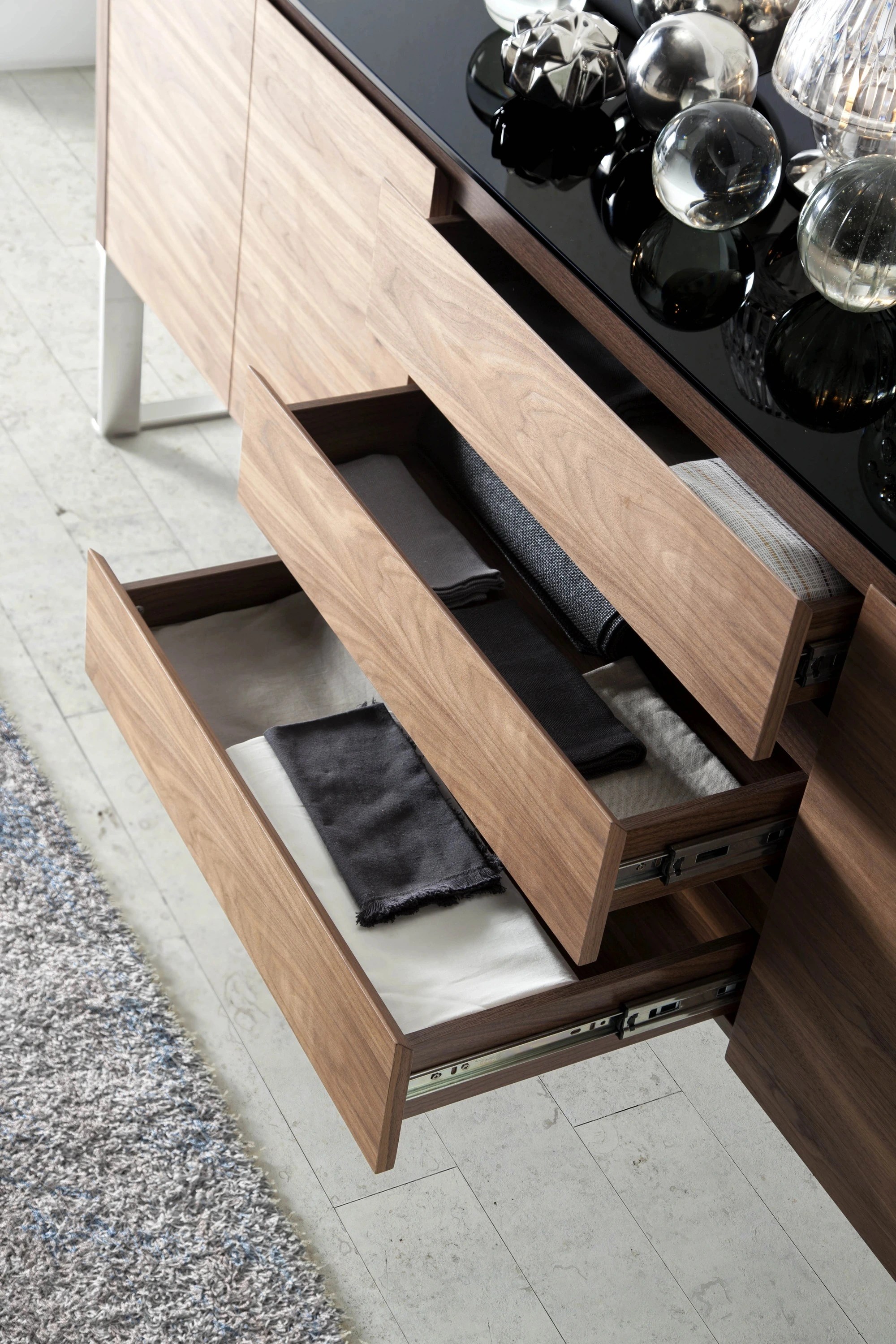 Buffet noyer, acier chromé et plateau en verre noir