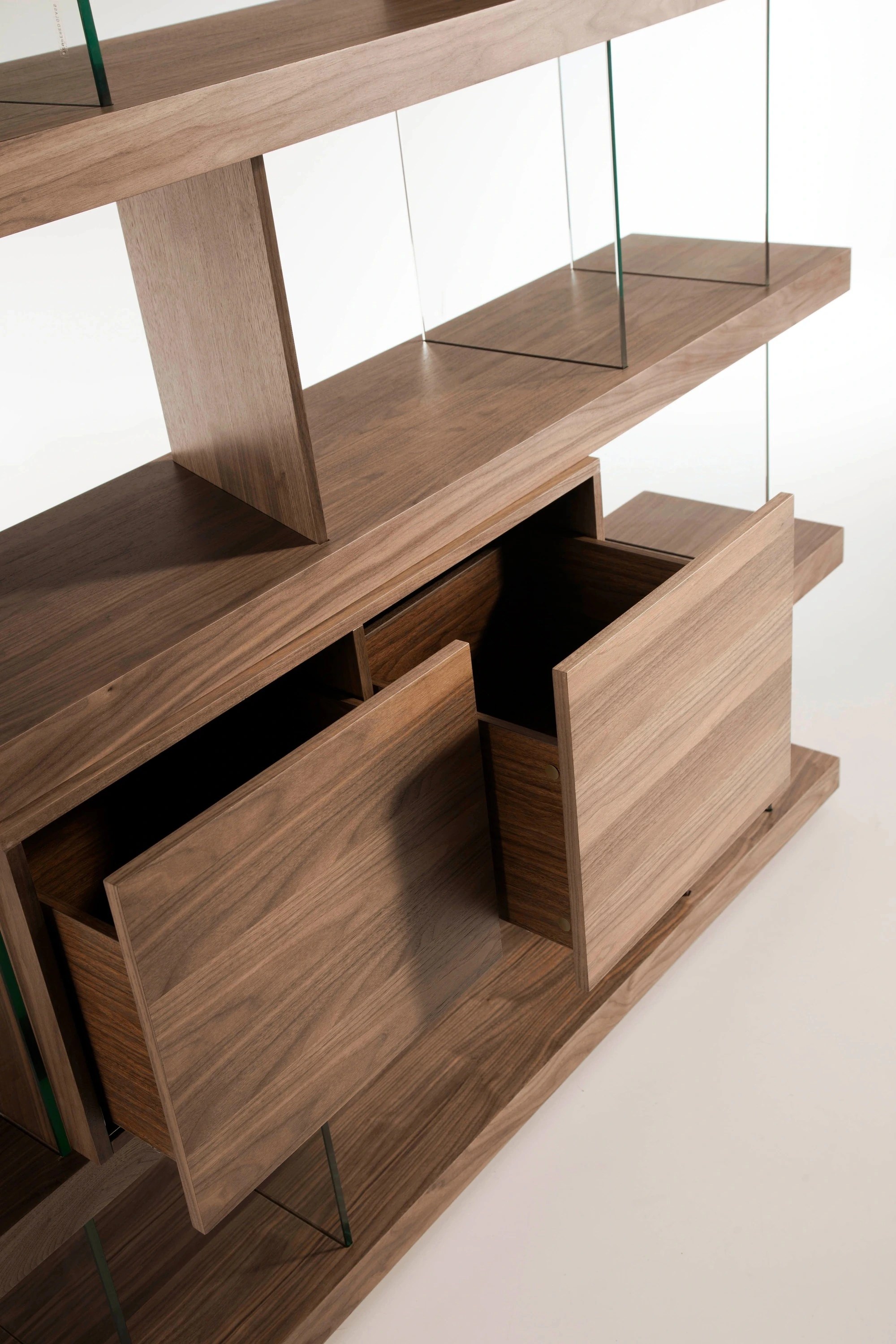 Etagère en noyer et verre