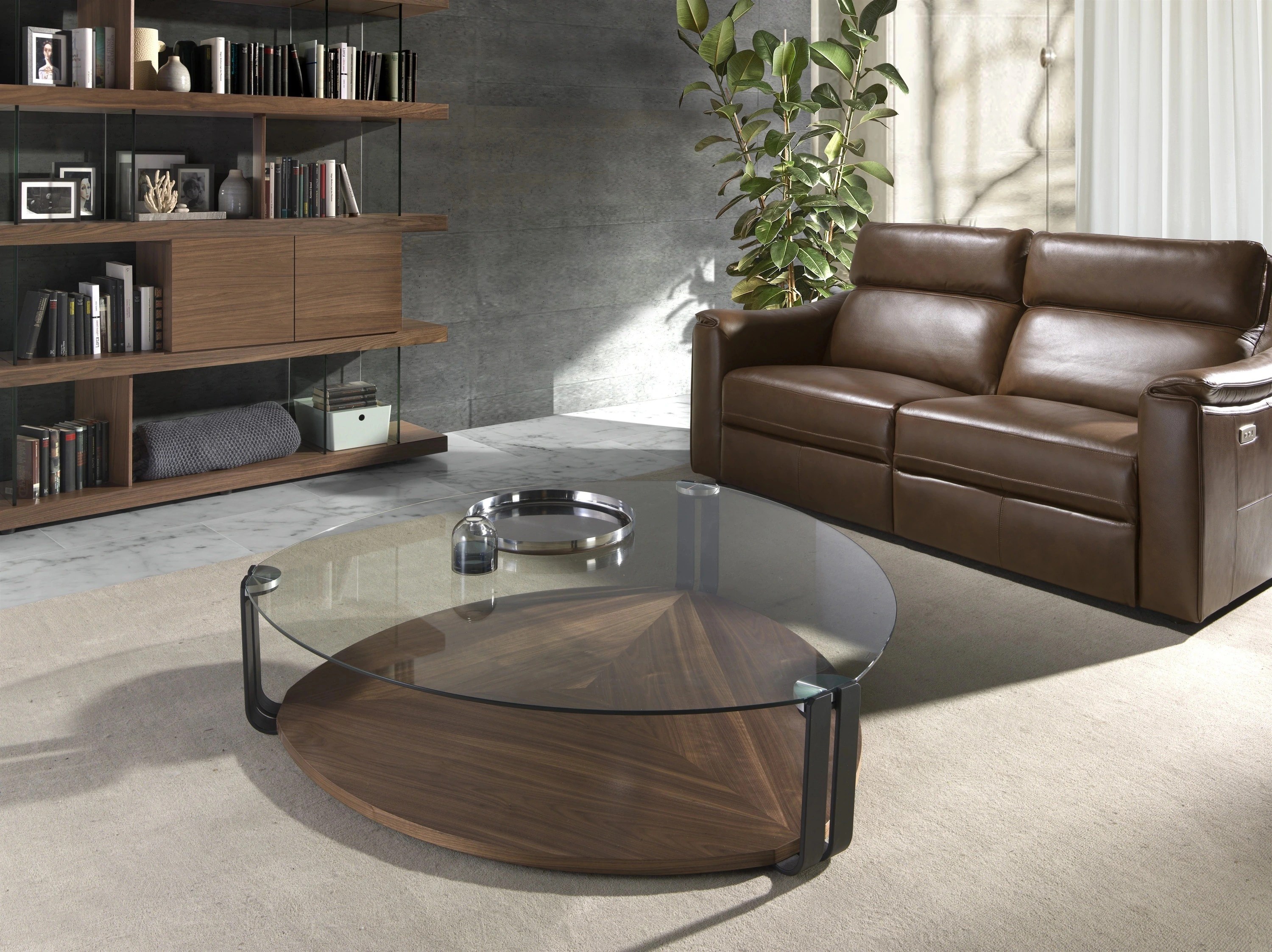 Etagère en noyer et verre