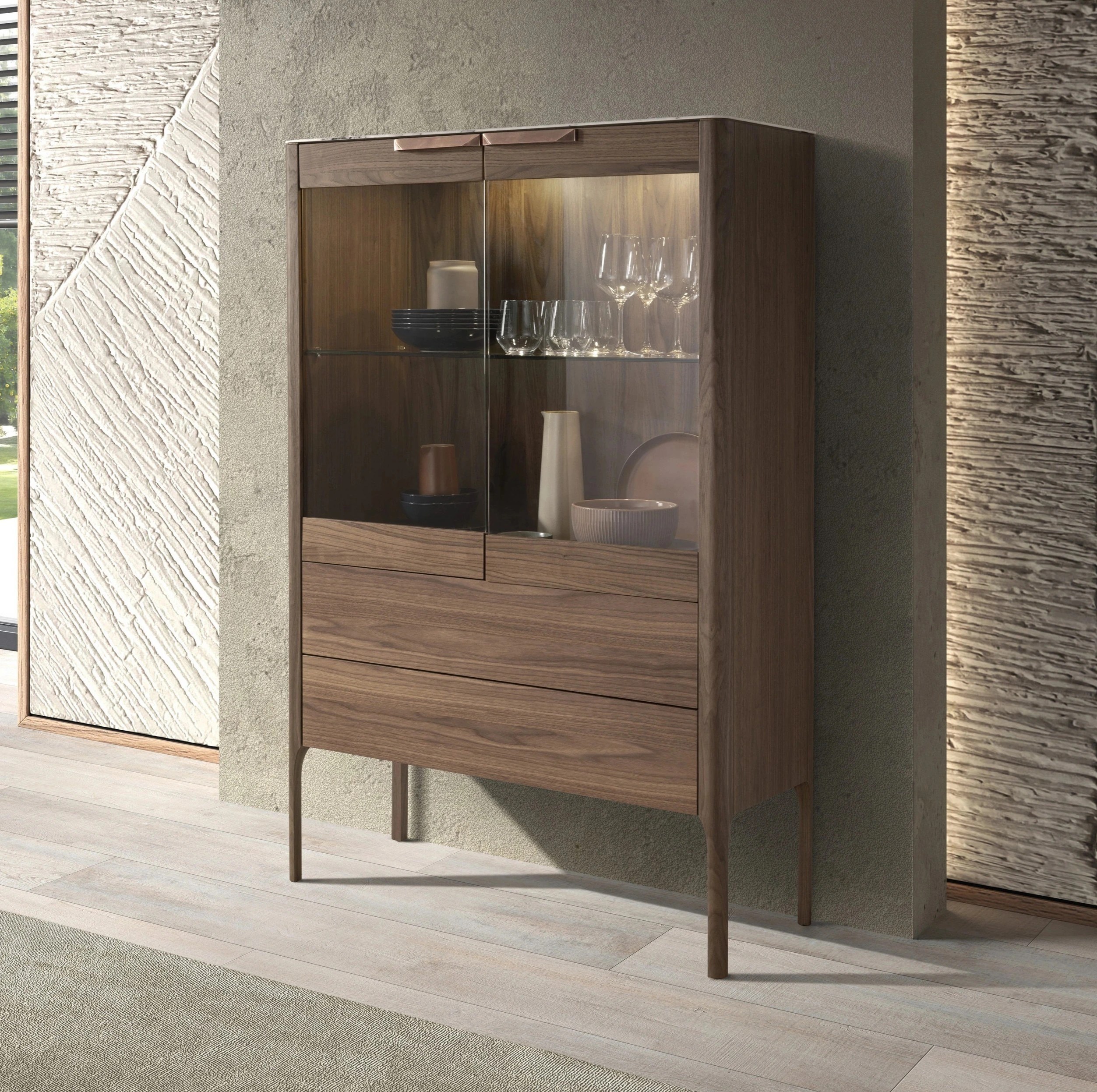 Buffet haut en noyer avec plateau en verre imitation marbre et éclairage intérieur