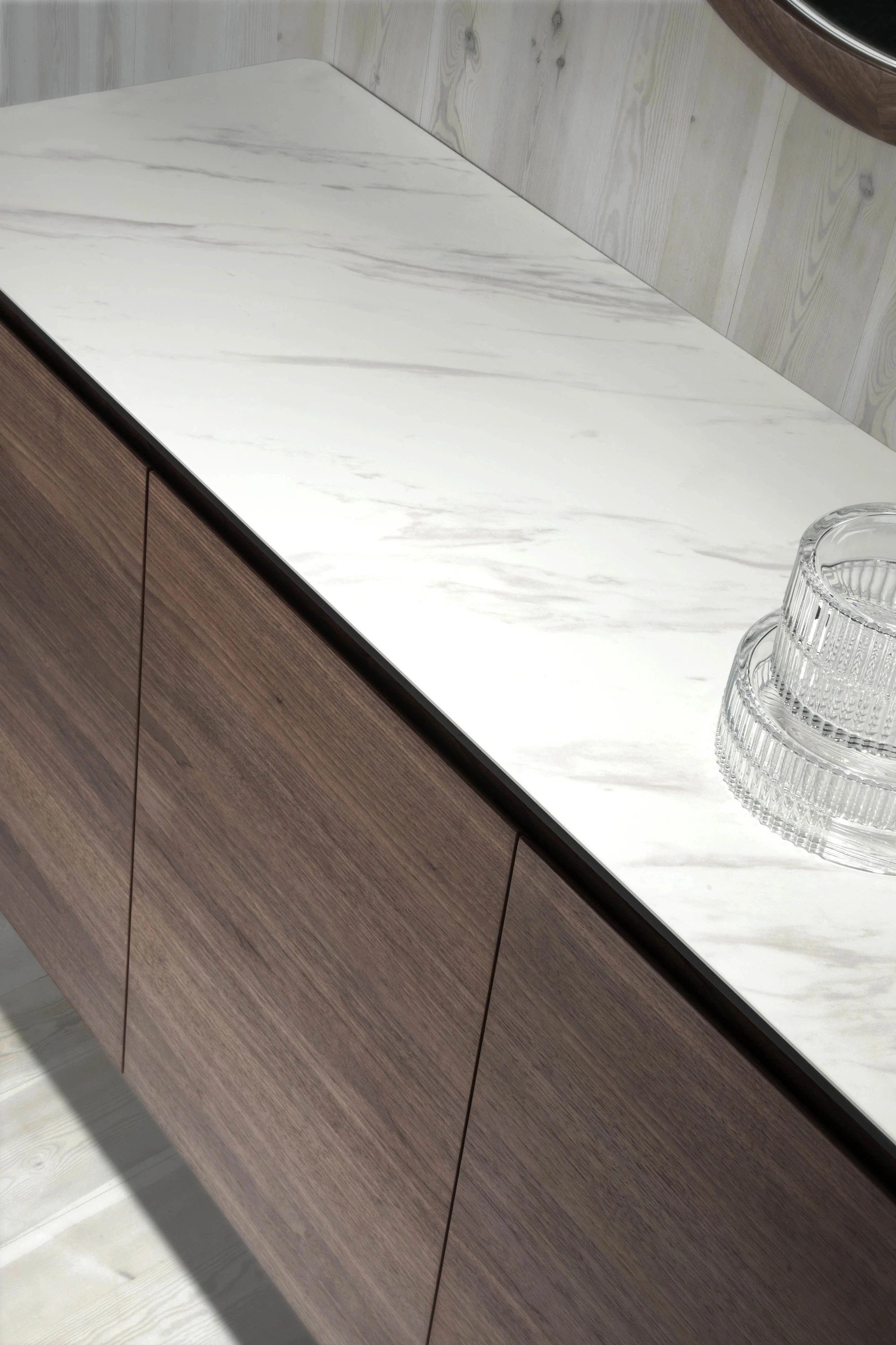 Buffet en noyer avec plateau en marbre céramique