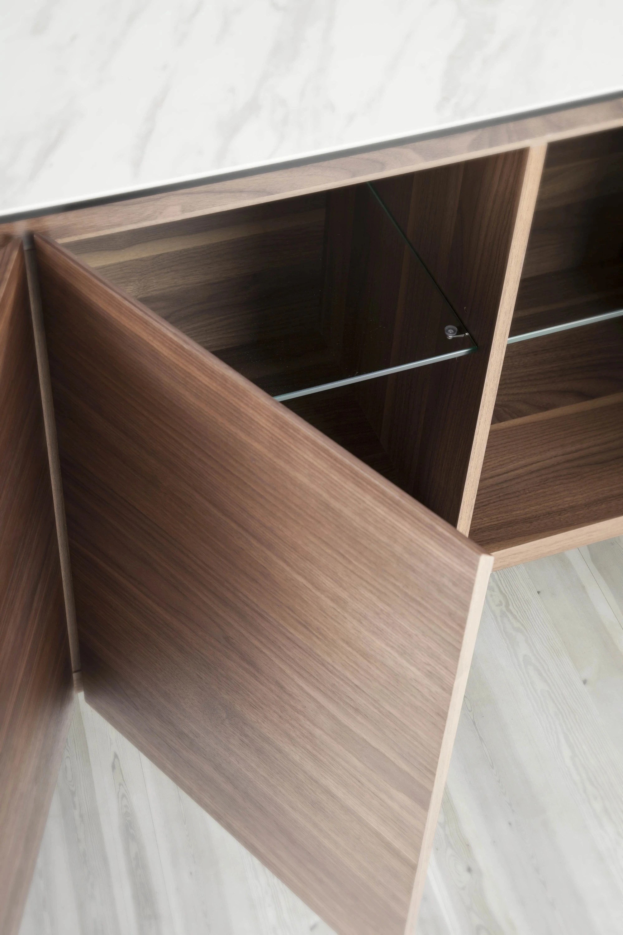 Buffet en noyer avec plateau en marbre céramique