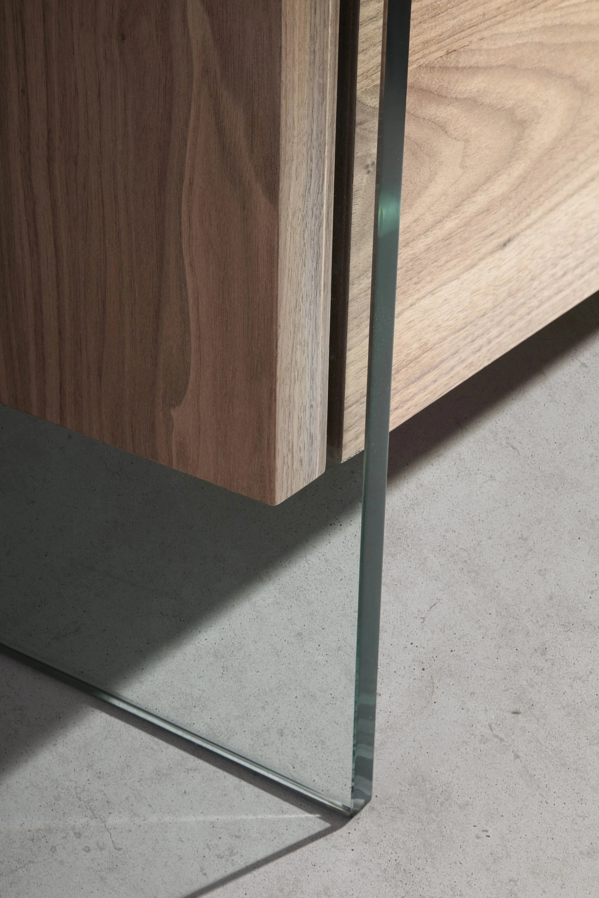 Buffet en noyer et verre trempé