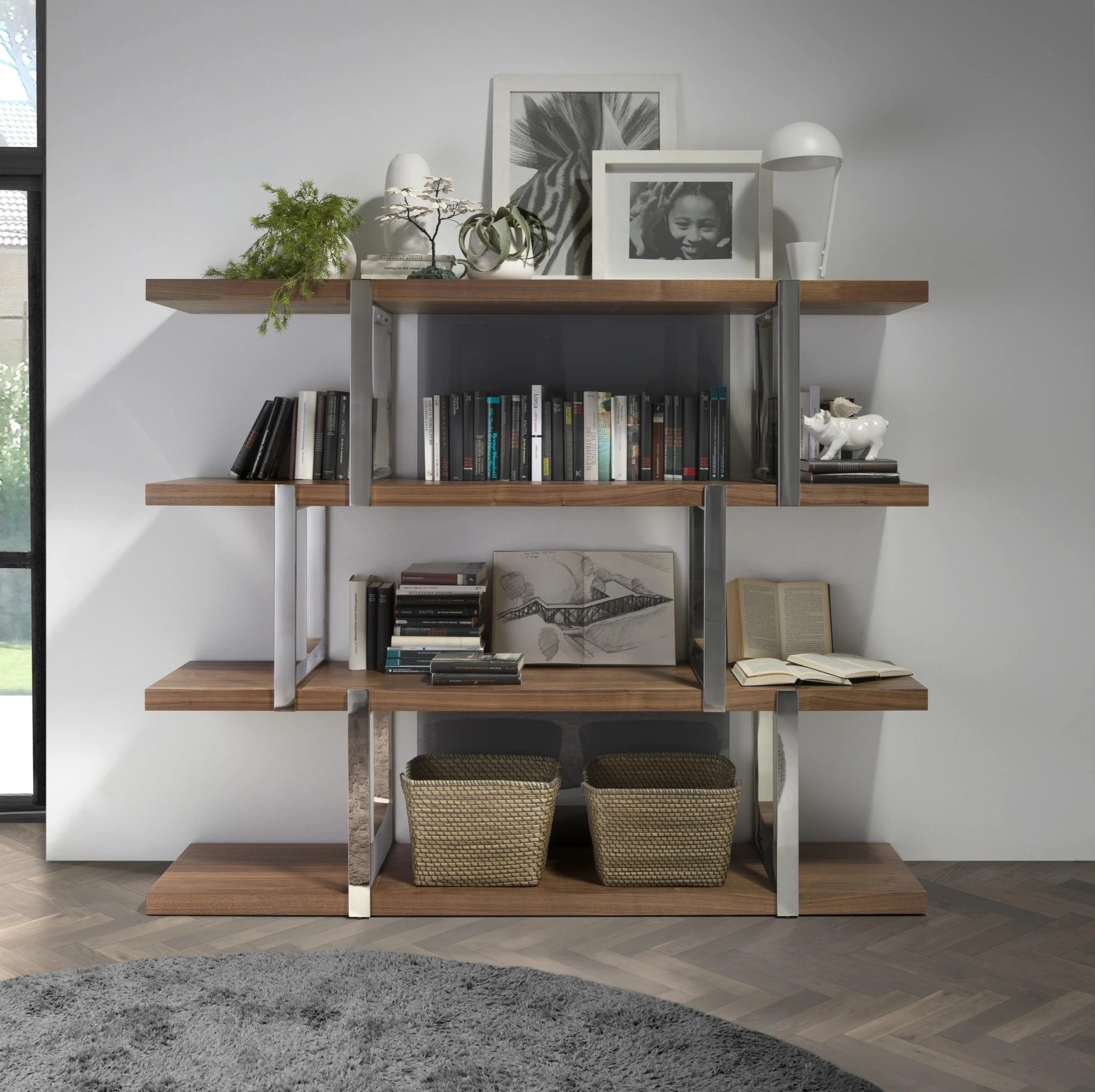 Etagère en noyer avec cloisons en verre noir
